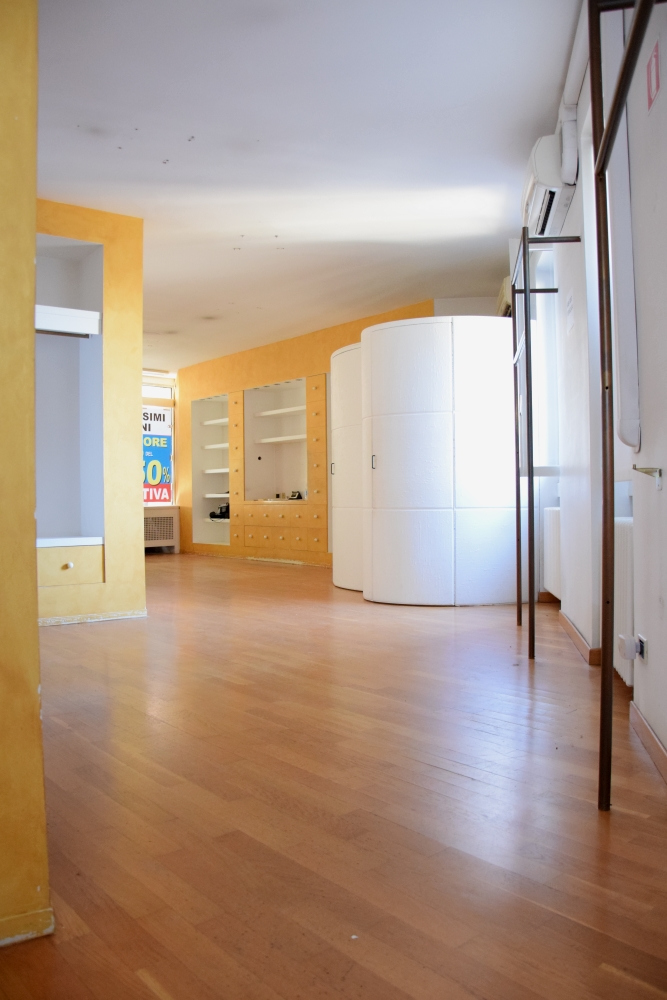 Locale commerciale in affitto a Ponte San Pietro