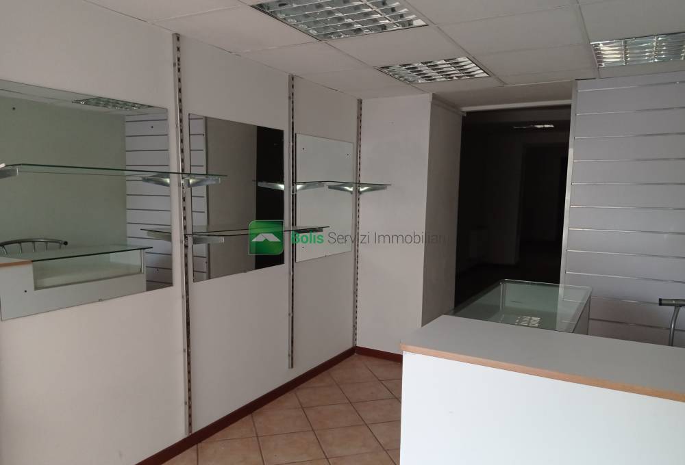 Locale commerciale in affitto a Ponte San Pietro