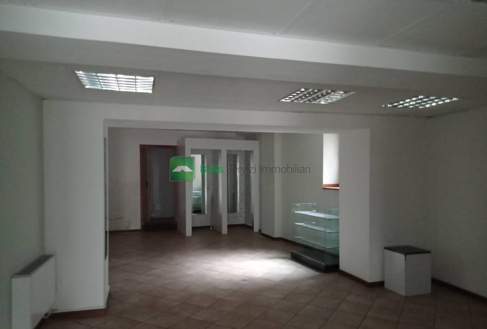 Locale commerciale in affitto a Ponte San Pietro