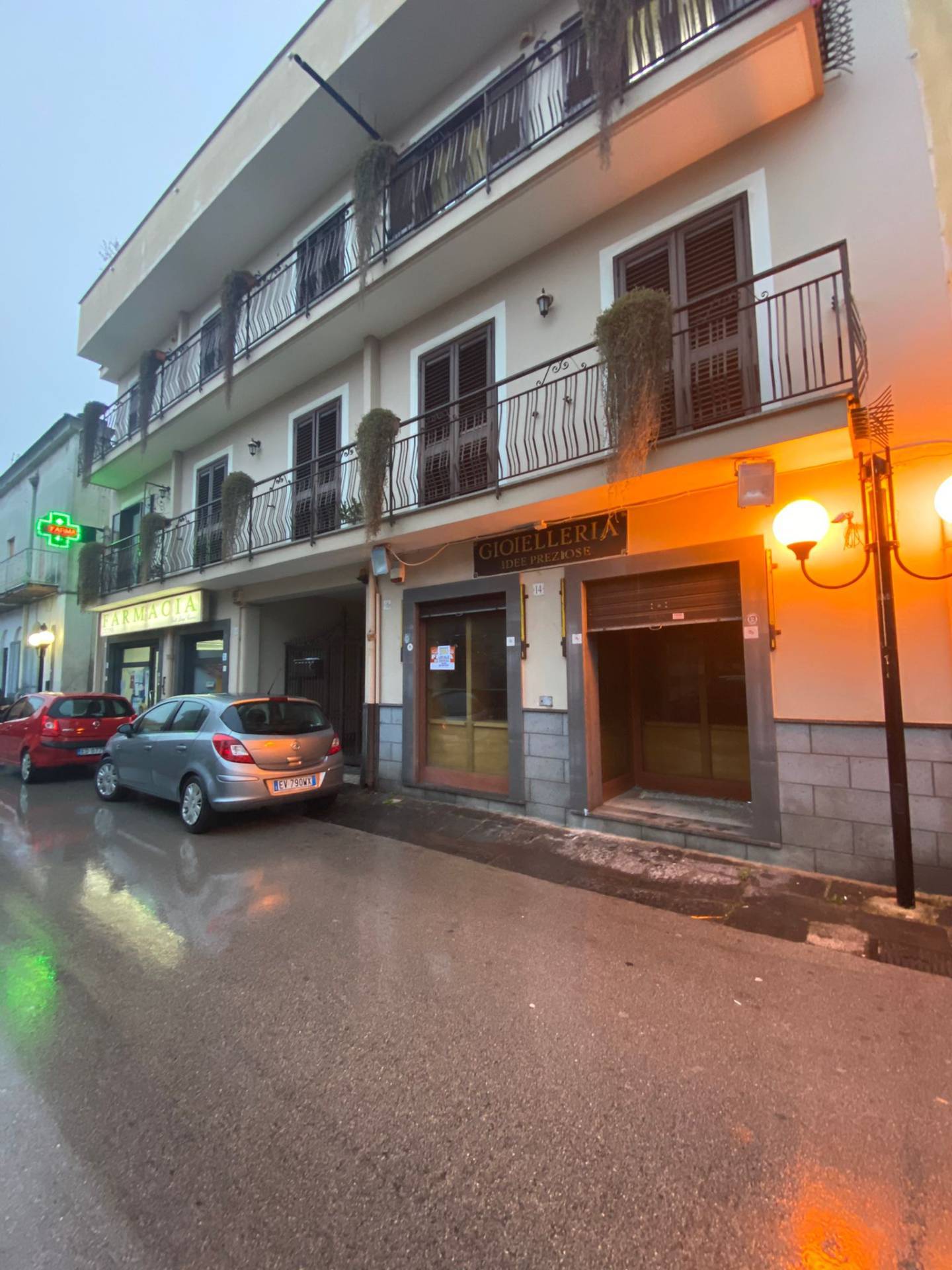 Negozio in affitto a Saviano