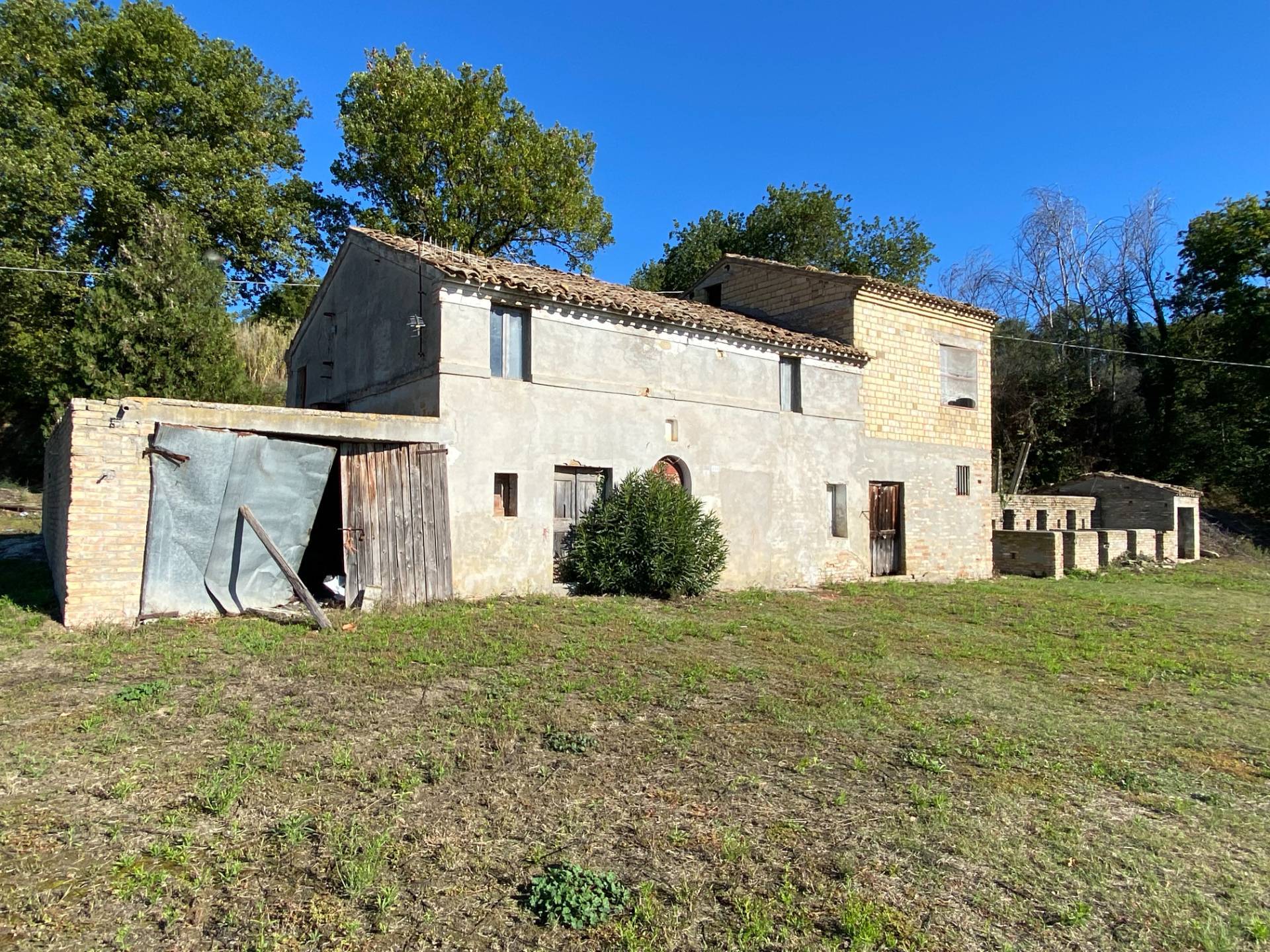 Casolare e Terreno in vendita a Montegiorgio, Piane di Montegiorgio