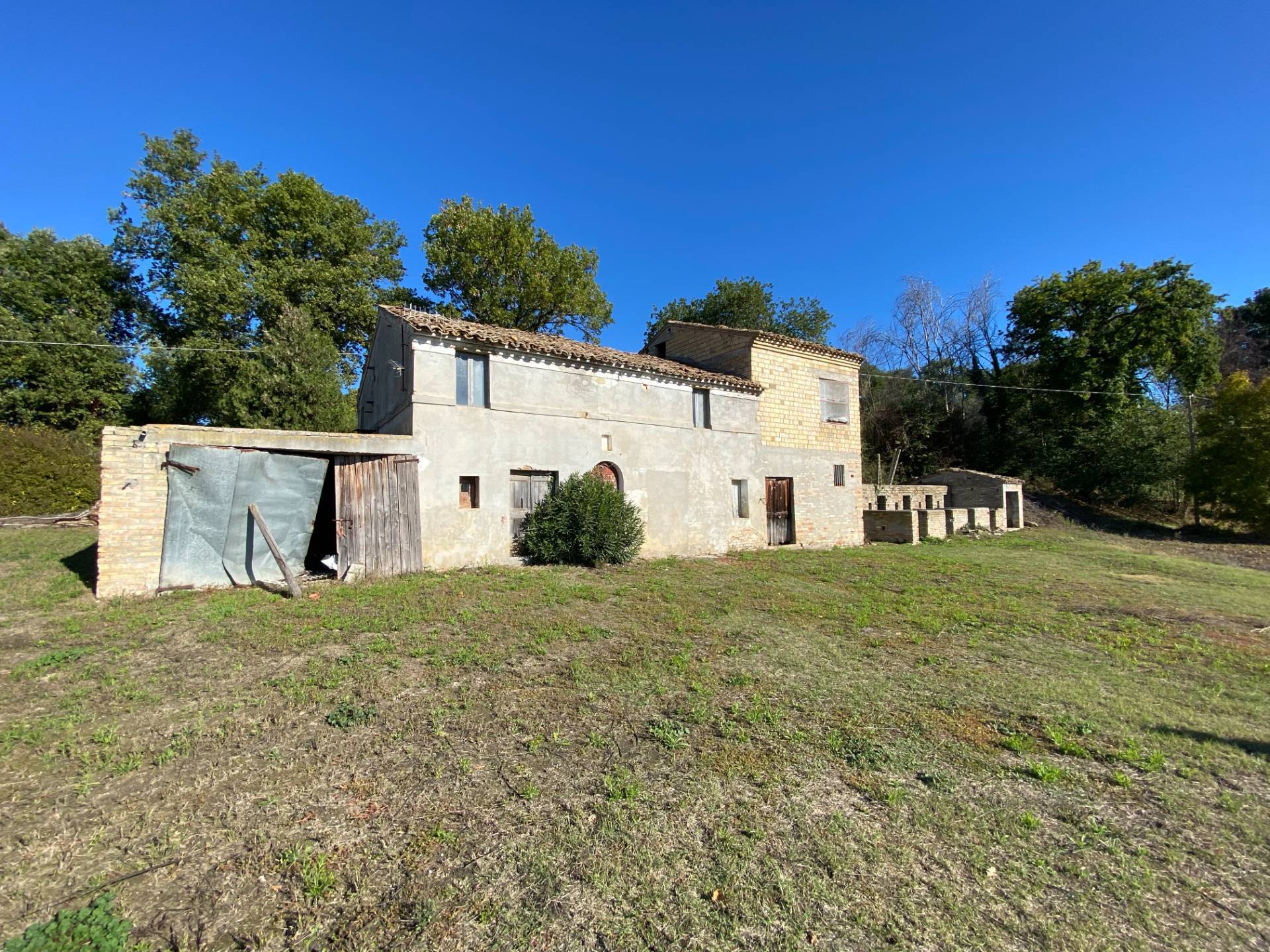 Casolare e Terreno in vendita a Montegiorgio, Piane di Montegiorgio