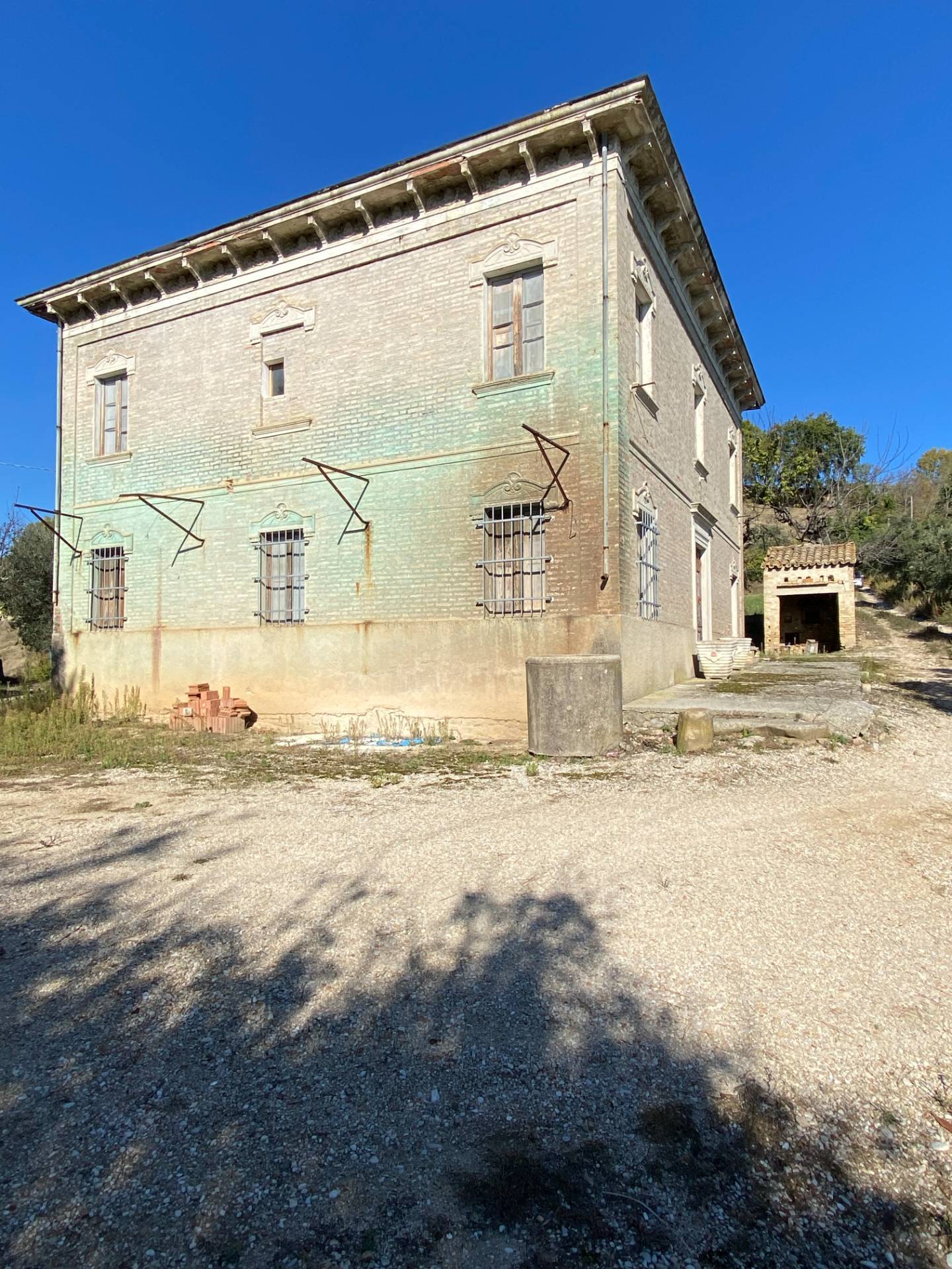 Casolare e Terreno in vendita a Montegiorgio