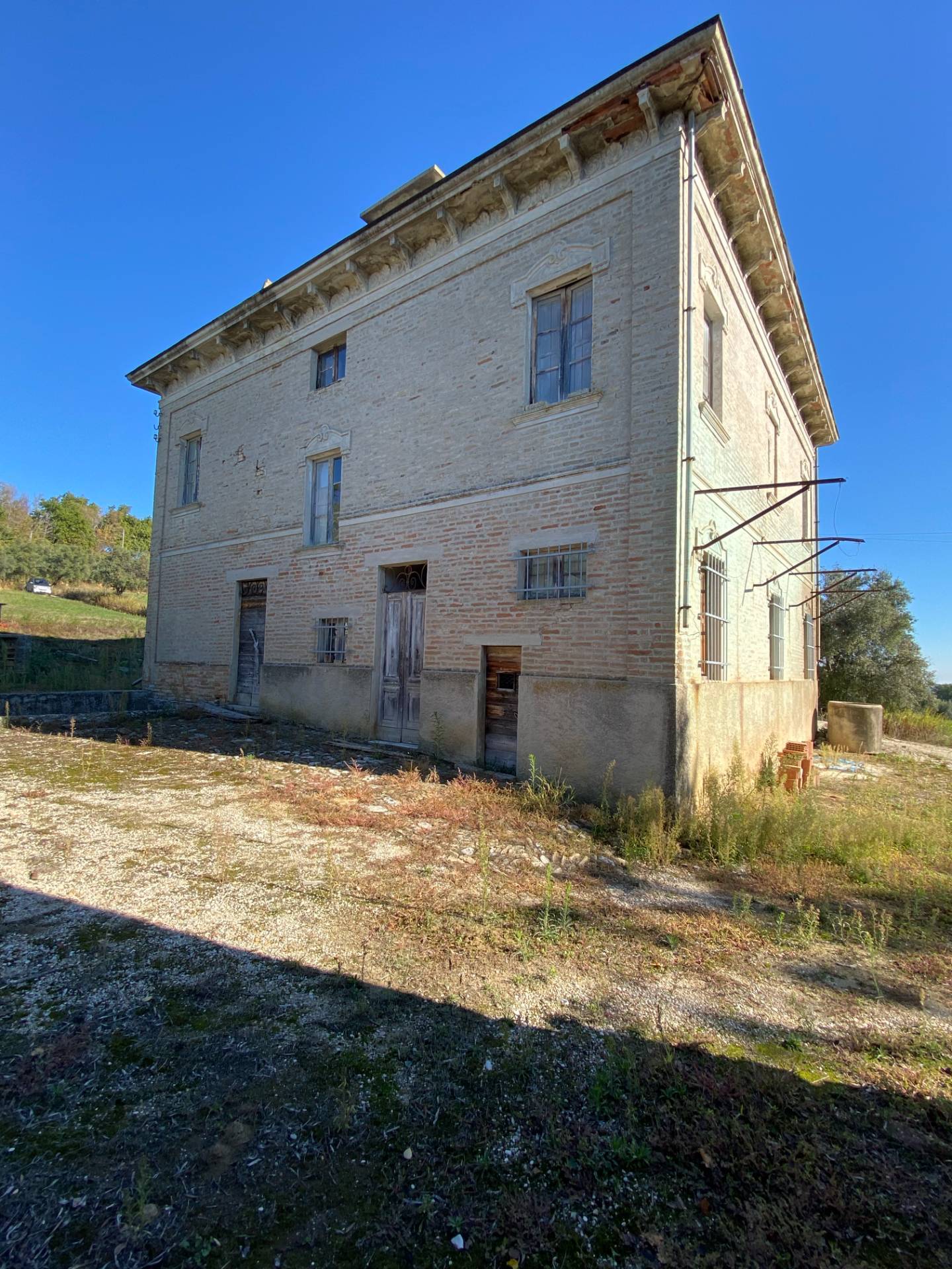 Casolare e Terreno in vendita a Montegiorgio