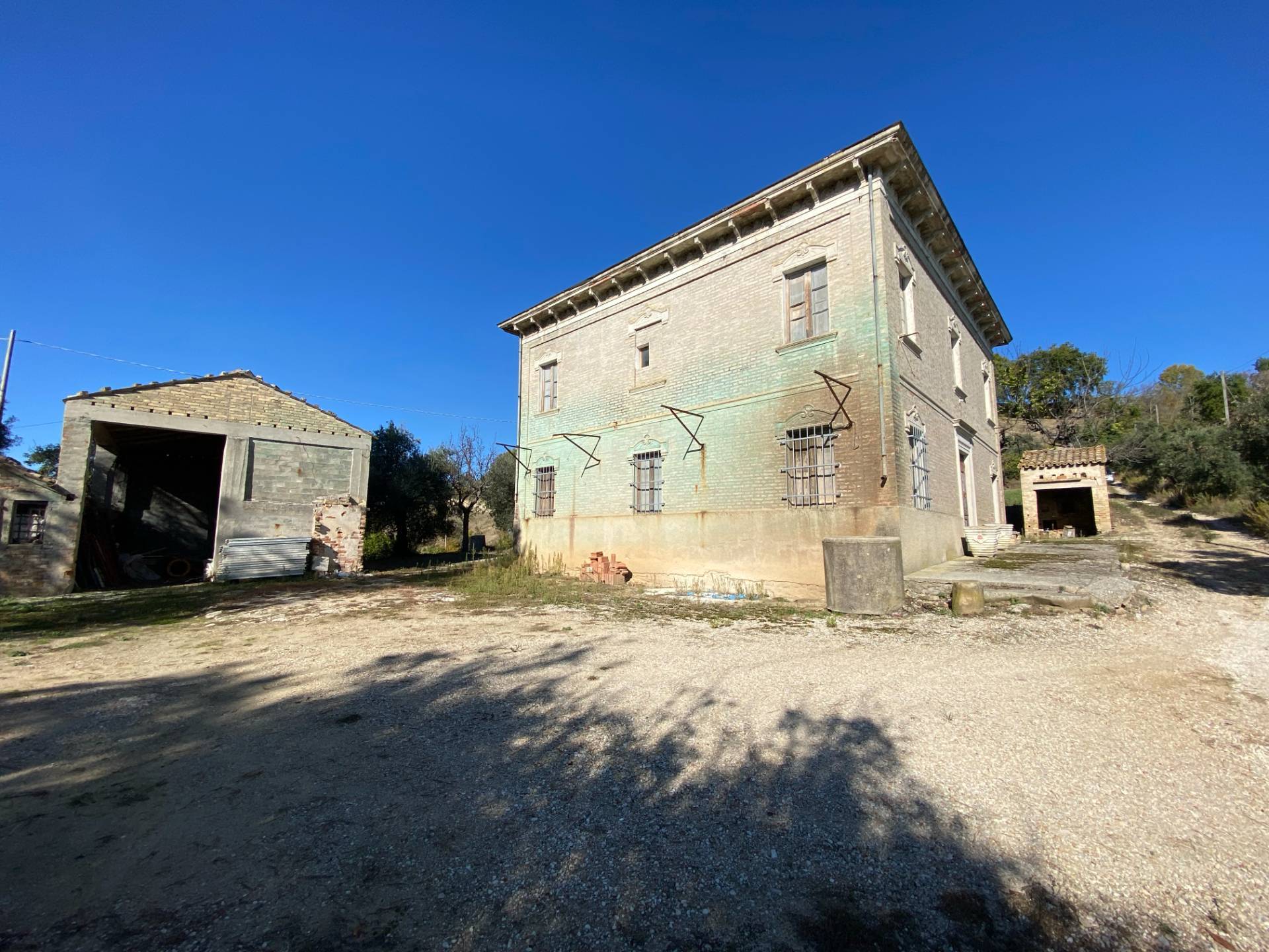 Casolare e Terreno in vendita a Montegiorgio