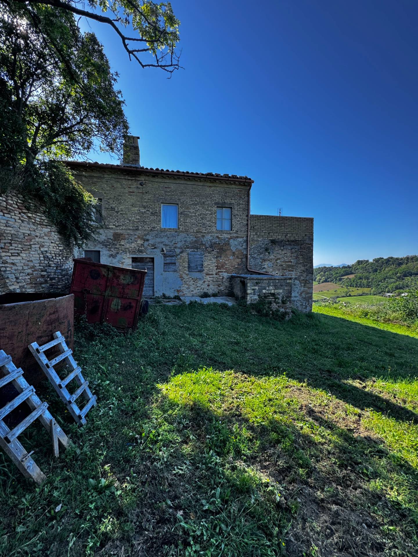 Casolare e Terreno in vendita a Montegiorgio