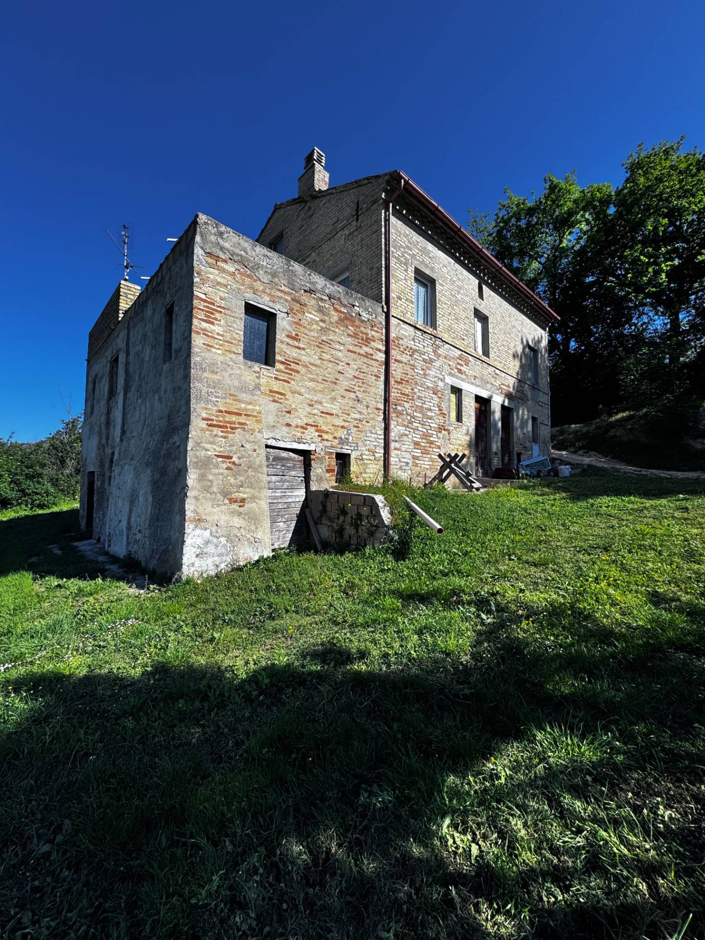 Casolare e Terreno in vendita a Montegiorgio