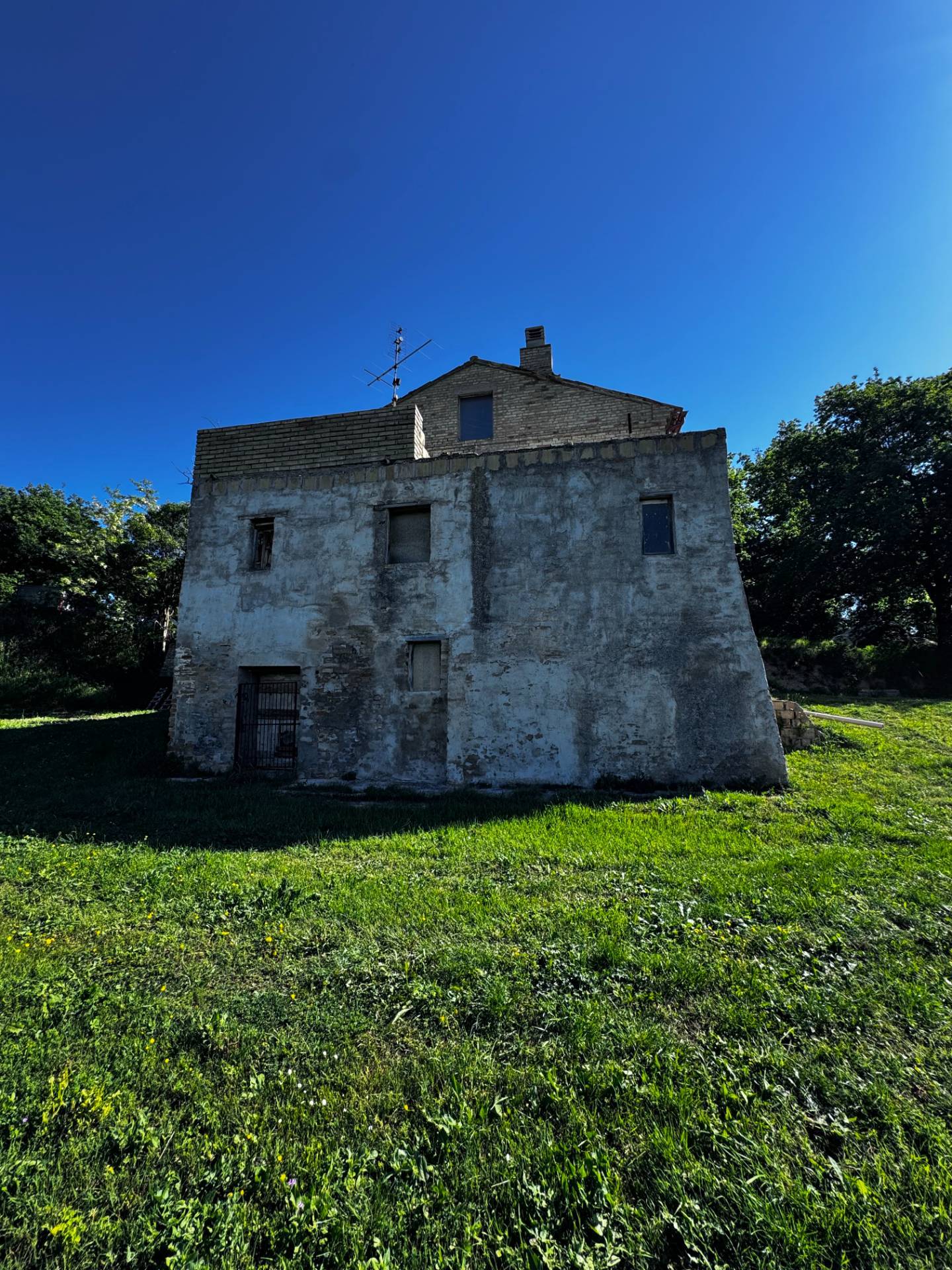 Casolare e Terreno in vendita a Montegiorgio