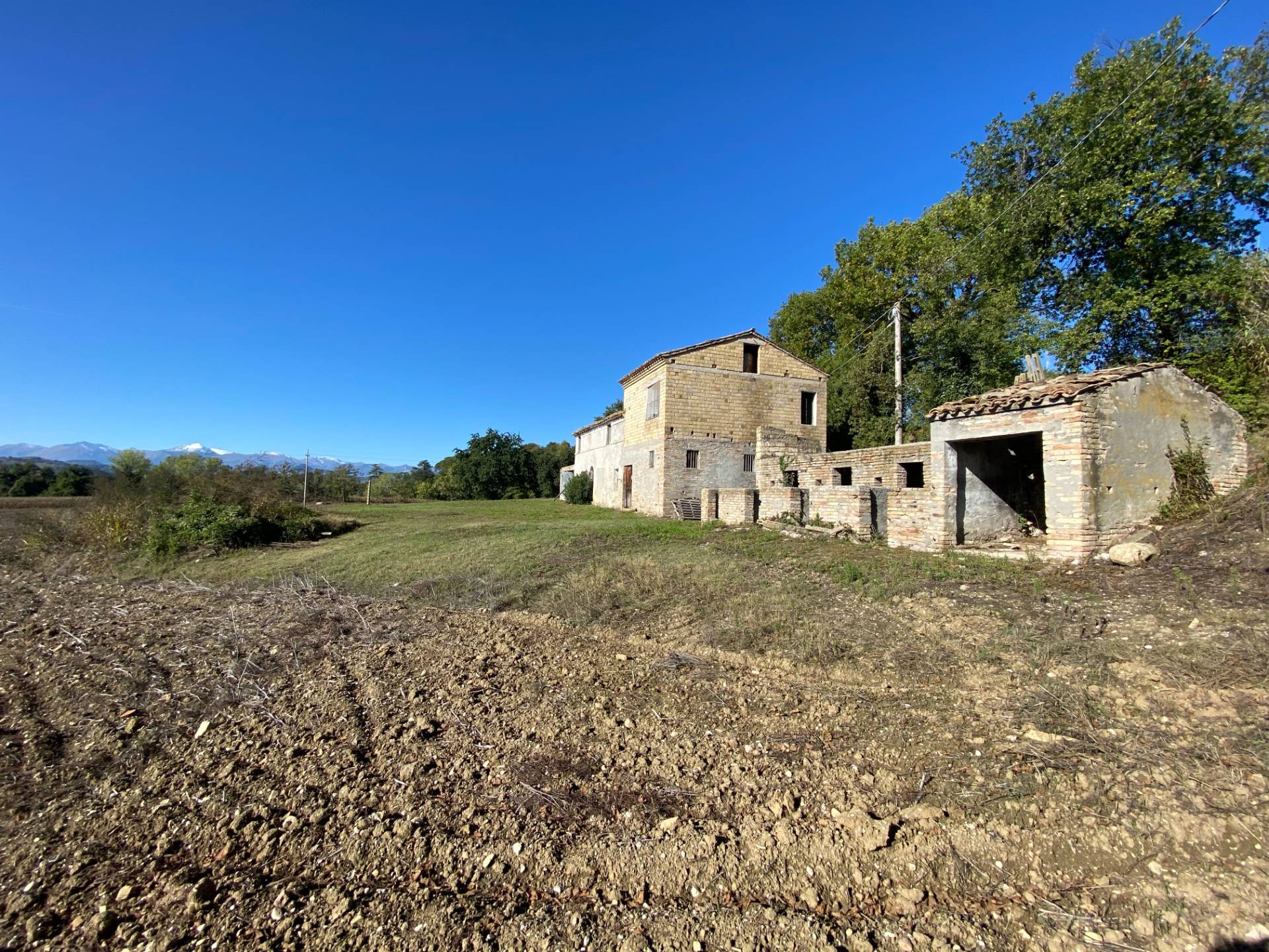 Casolare e Terreno in vendita a Montegiorgio, Piane di Montegiorgio