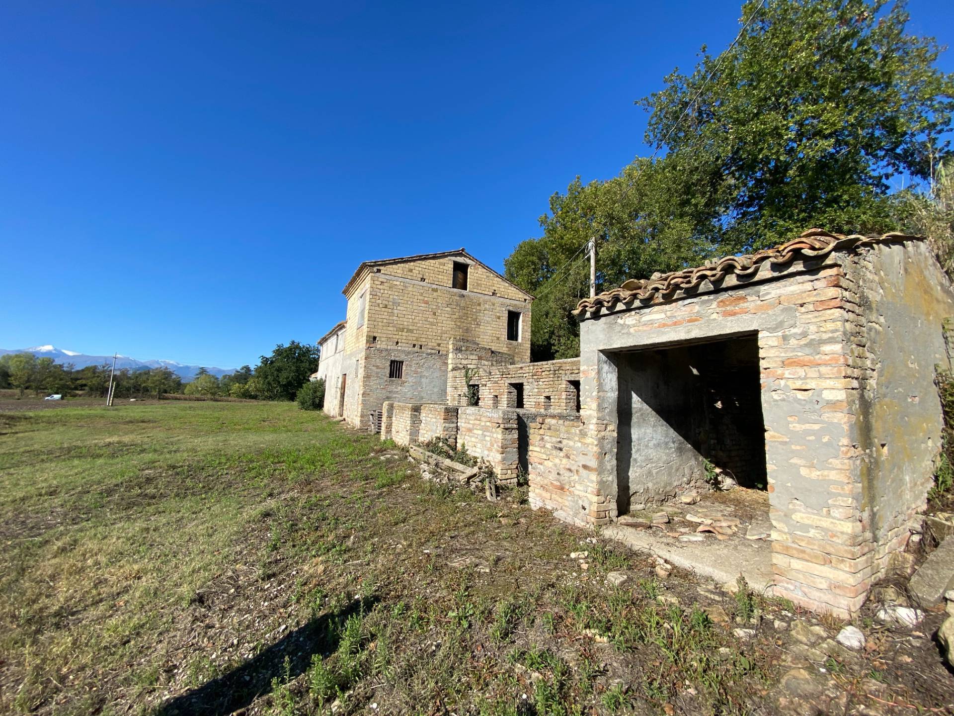Casolare e Terreno in vendita a Montegiorgio, Piane di Montegiorgio