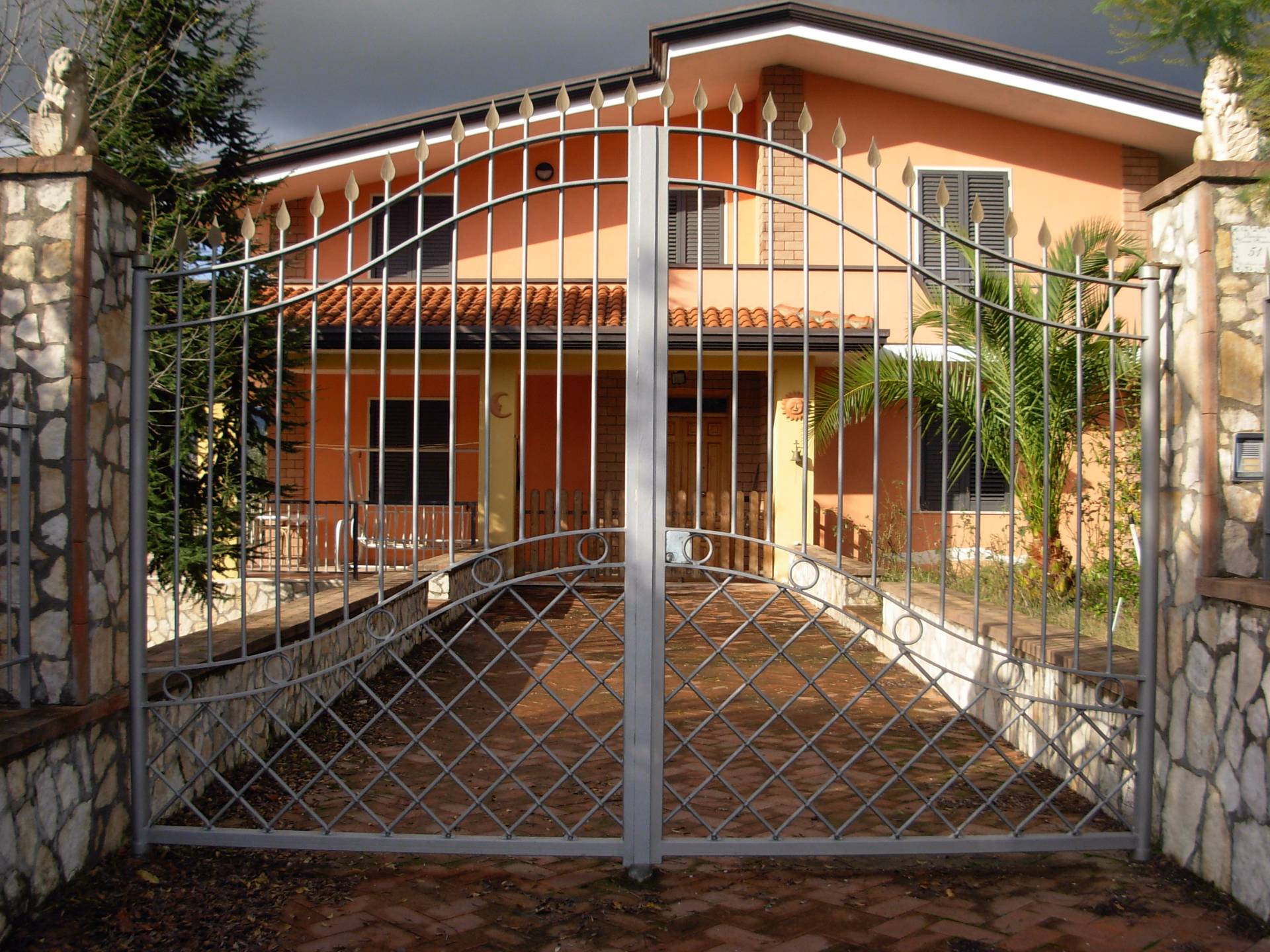 Vende casa indipendente con terrazzo a Telese Terme