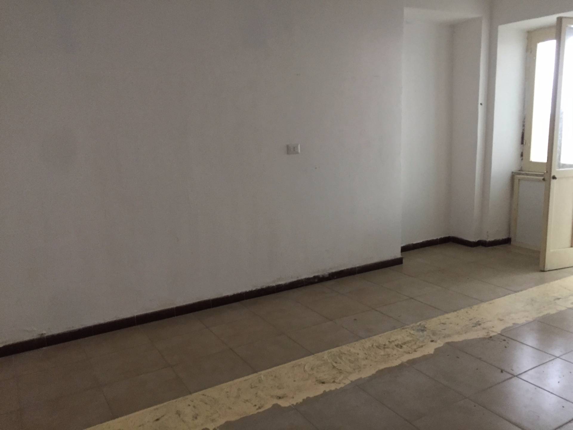 Locale commerciale in vendita a Telese Terme