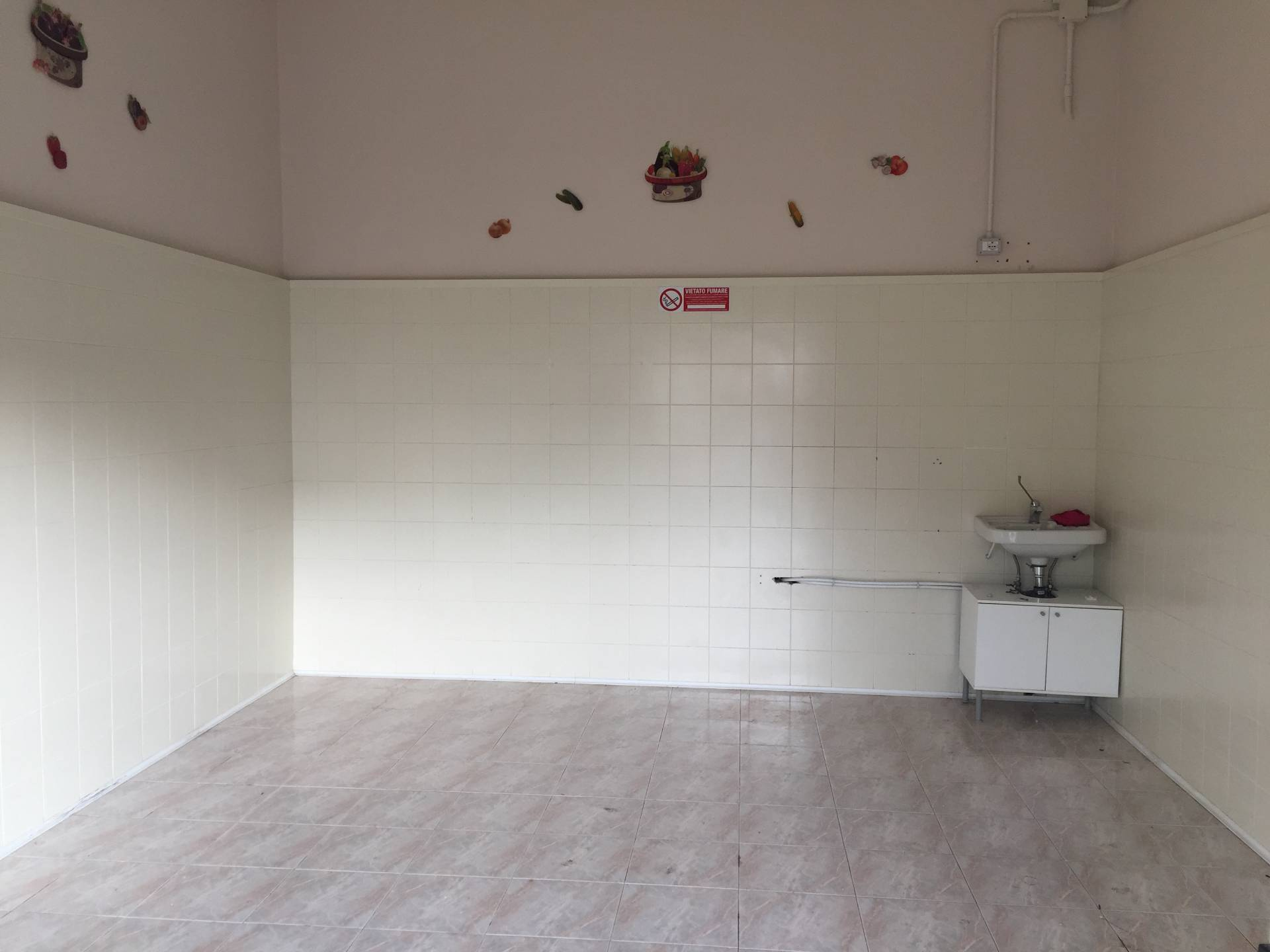 Locale commerciale in affitto a Telese Terme