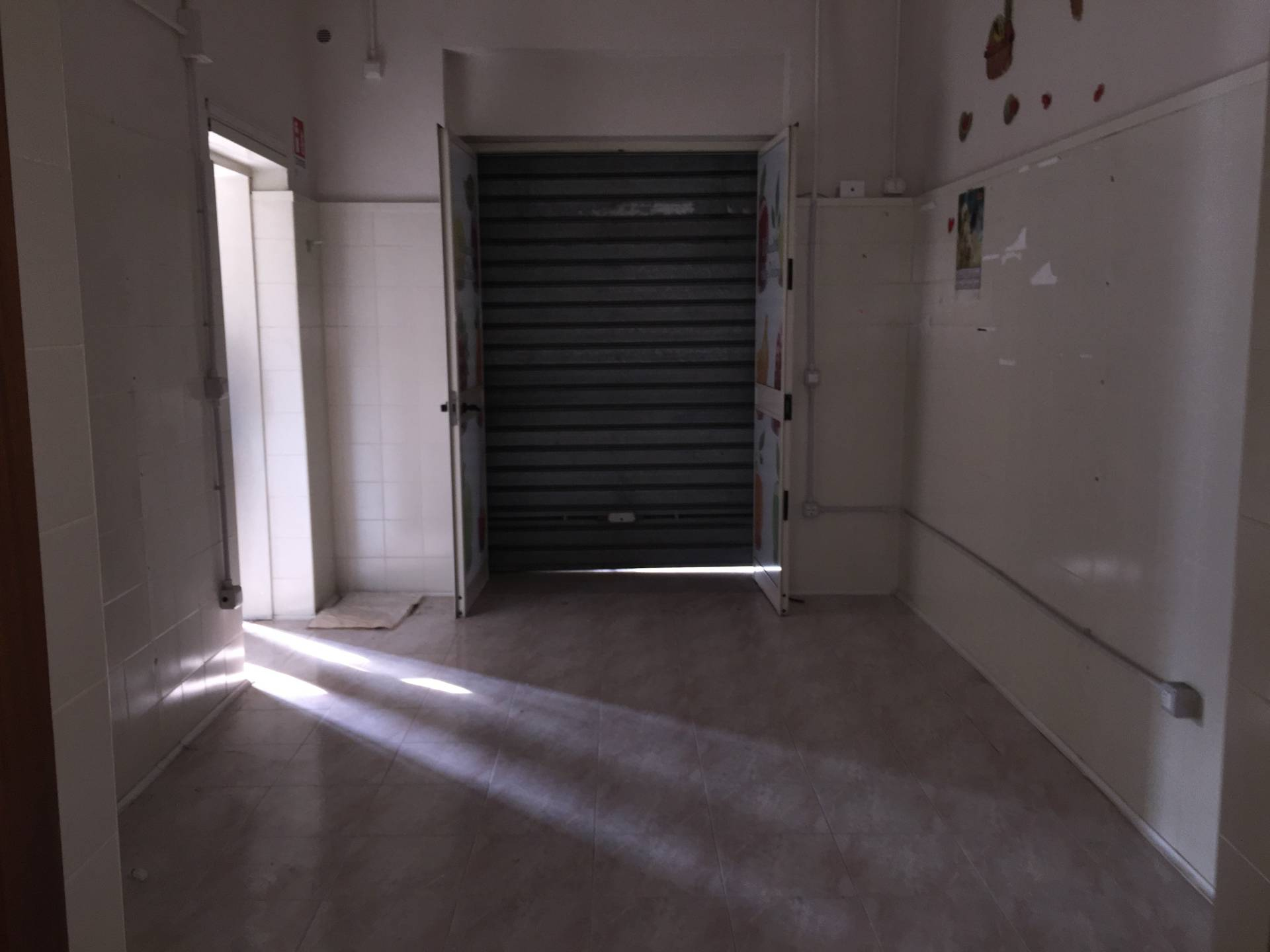 Locale commerciale in affitto a Telese Terme