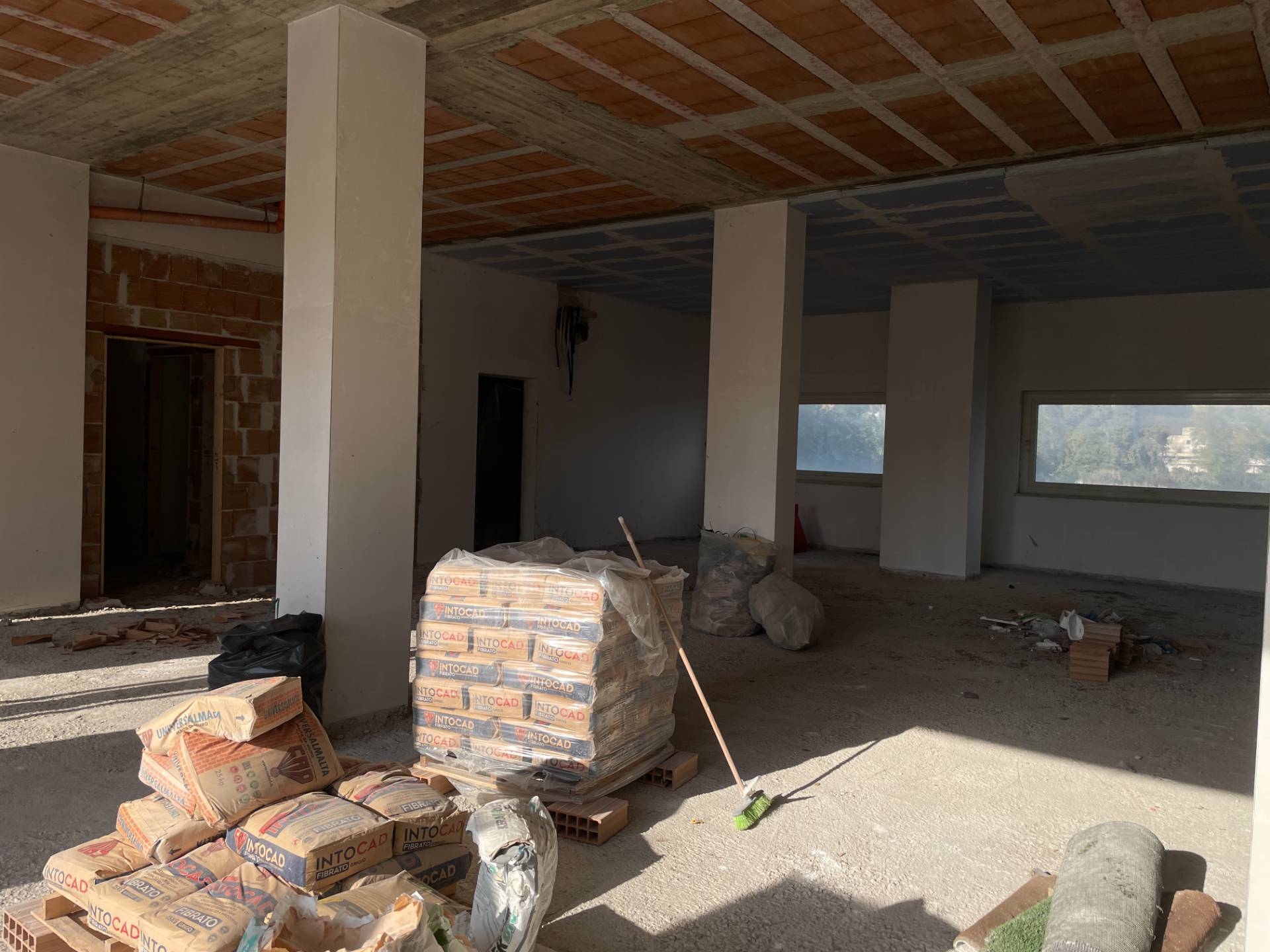 Locale commerciale in affitto a Telese Terme