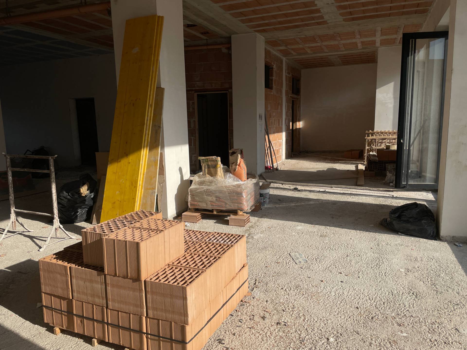 Locale commerciale in affitto a Telese Terme