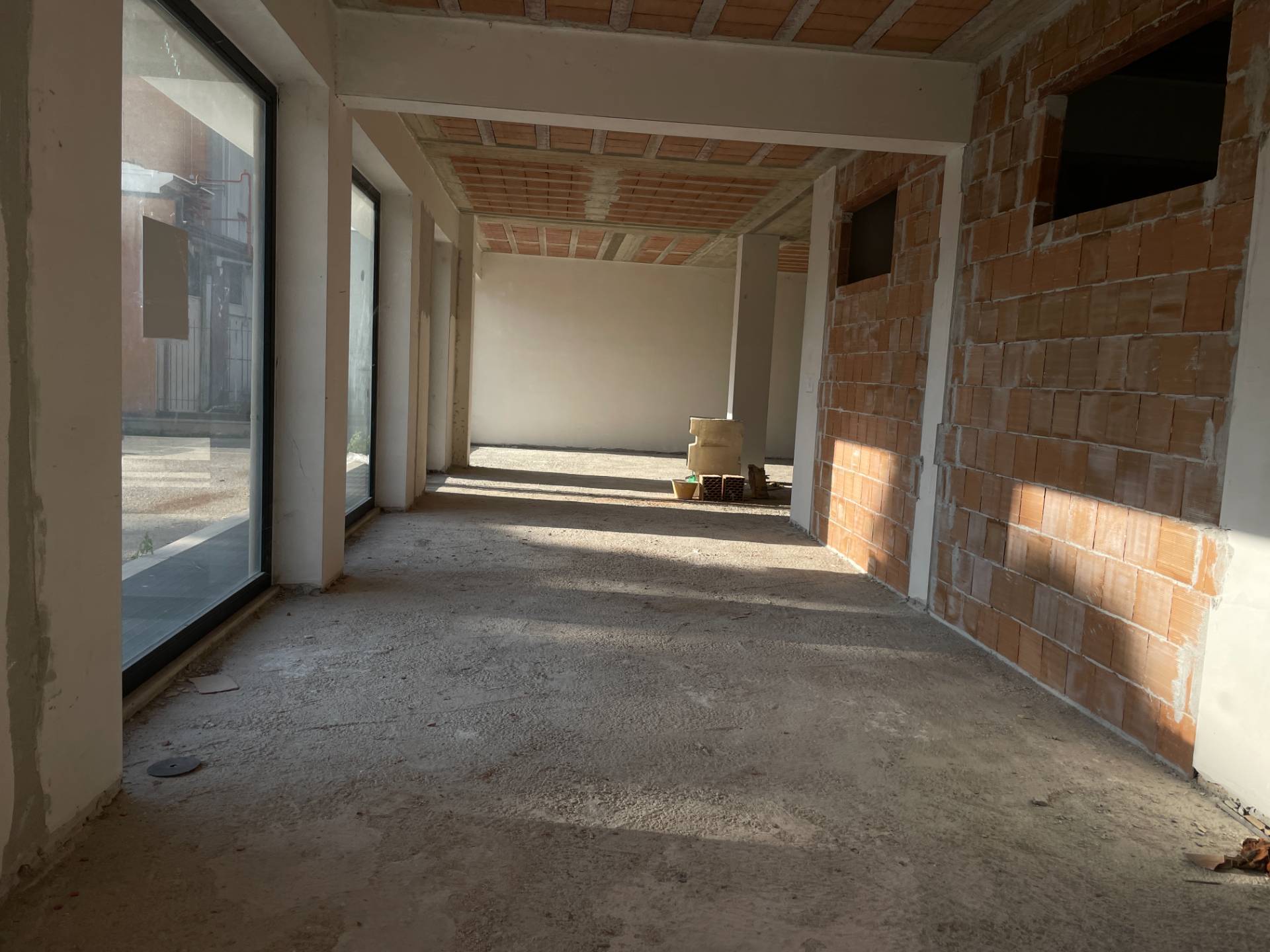 Locale commerciale in affitto a Telese Terme