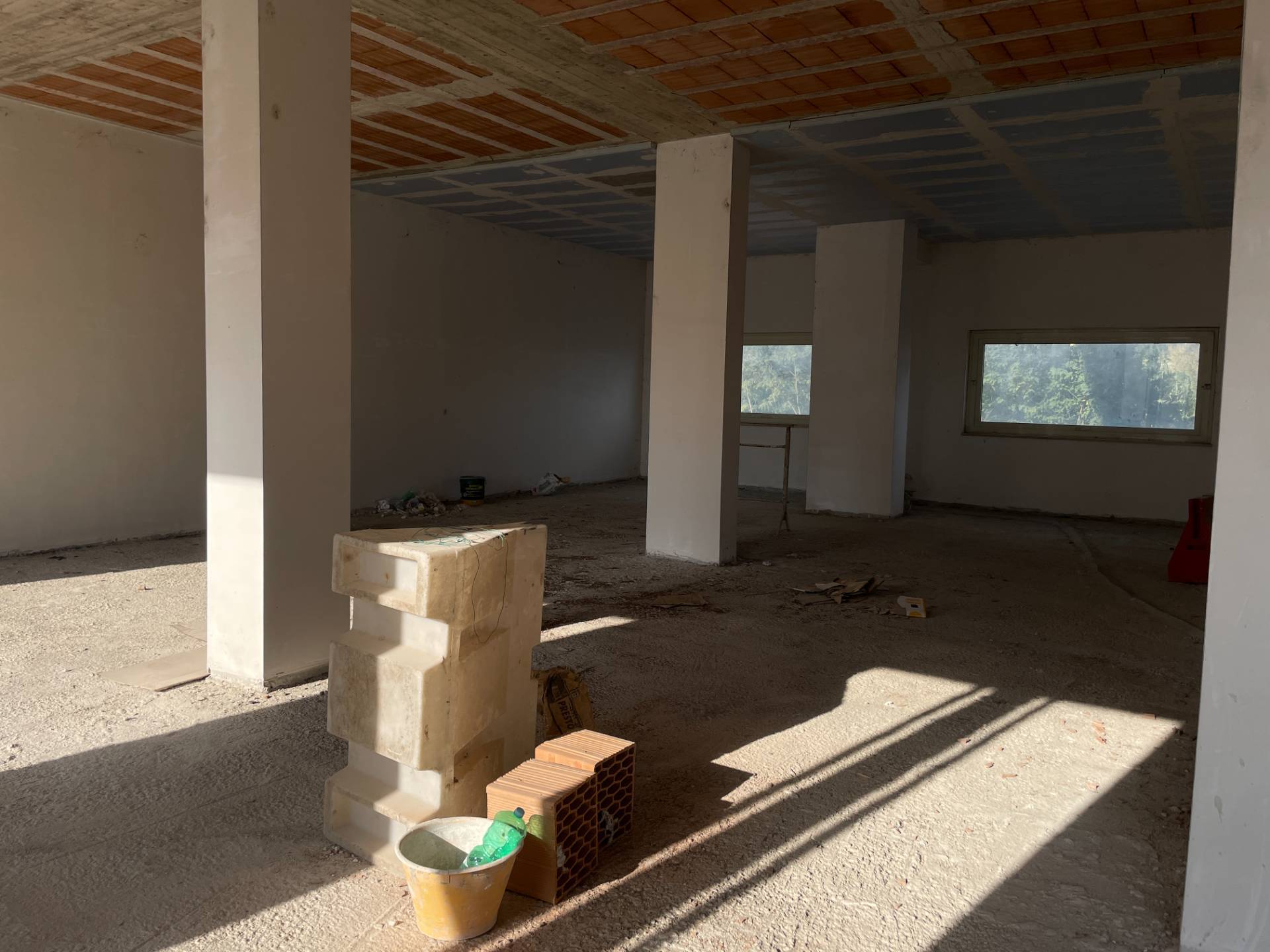 Locale commerciale in affitto a Telese Terme