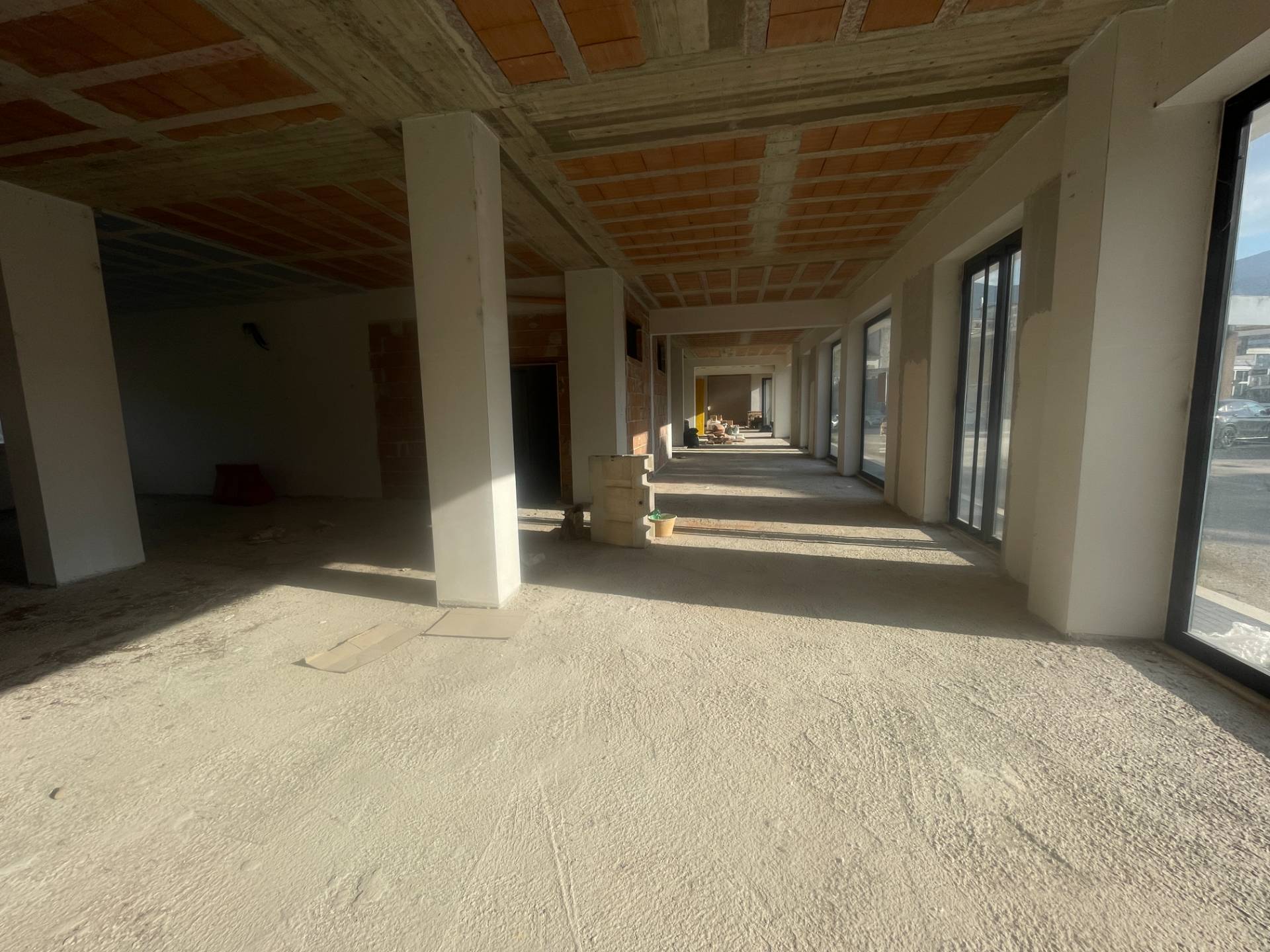 Locale commerciale in affitto a Telese Terme
