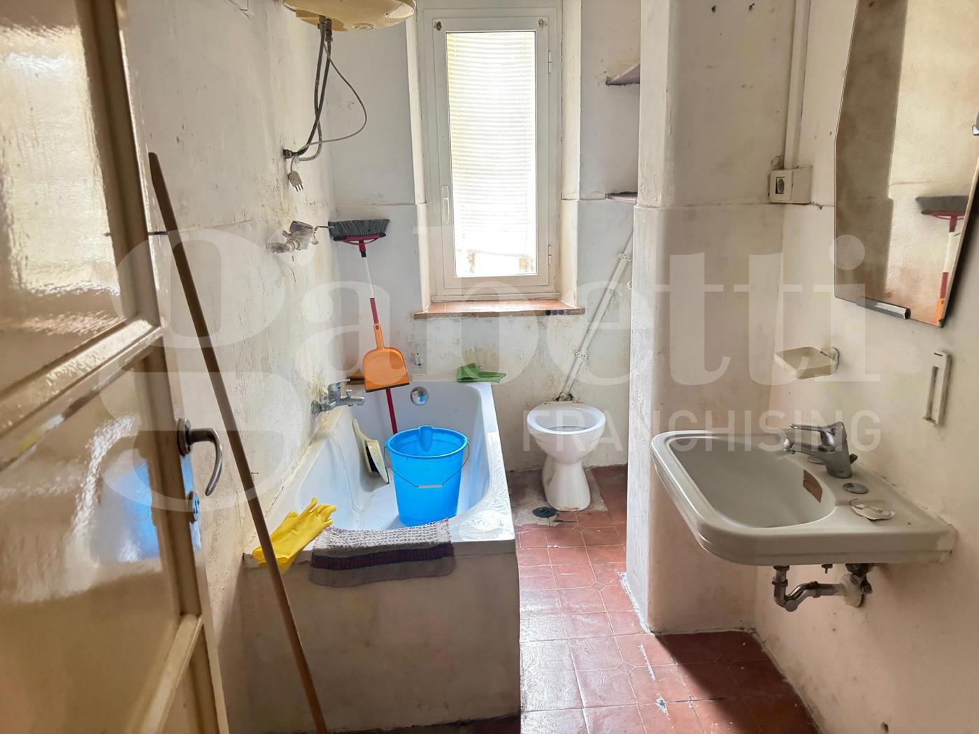 Monolocale da ristrutturare a Roma