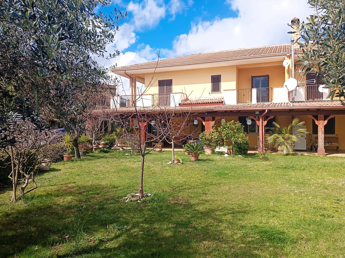 Villa Bifamiliare con giardino a San Vincenzo la Costa