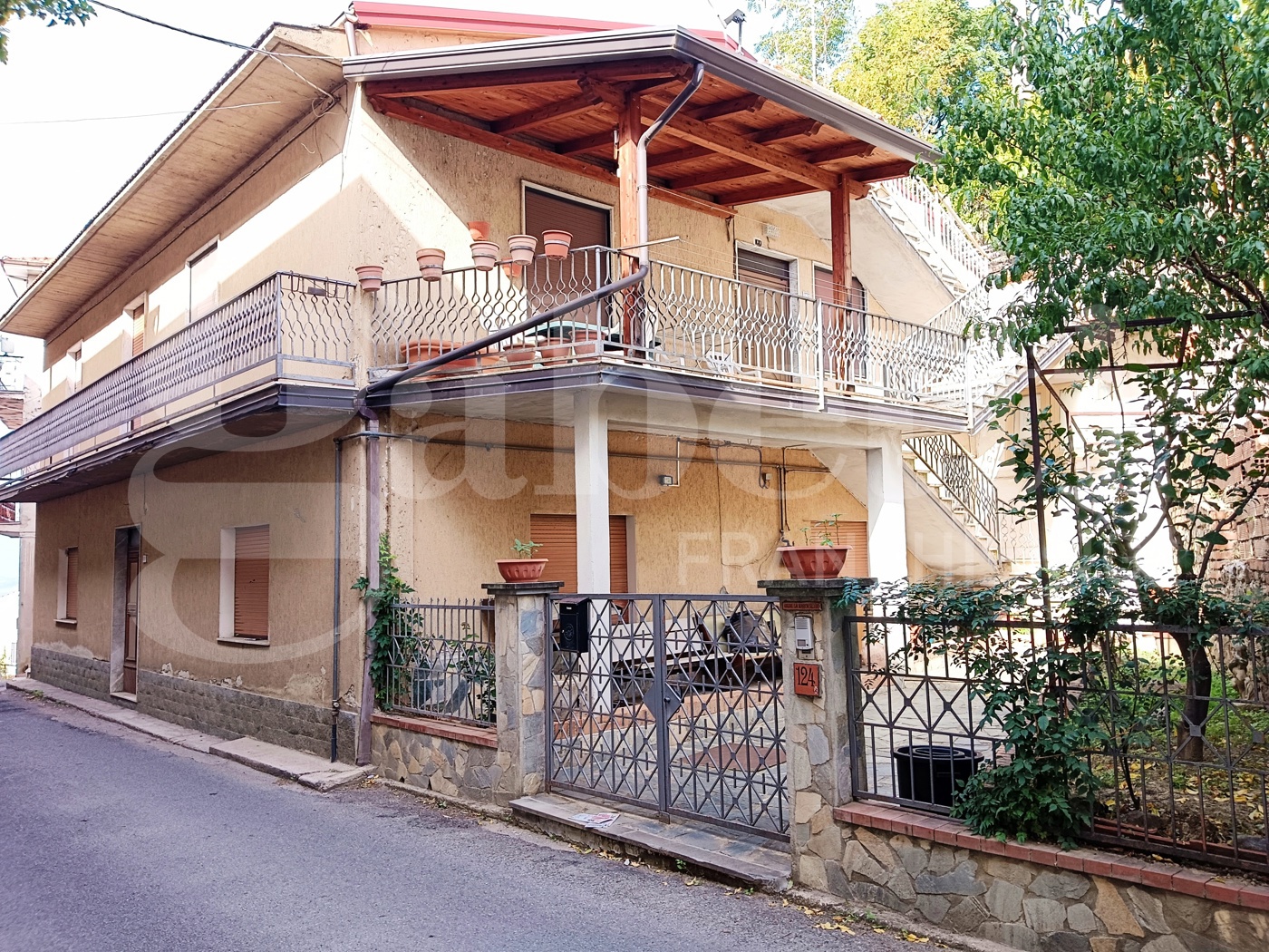 Casa indipendente con giardino a Luzzi