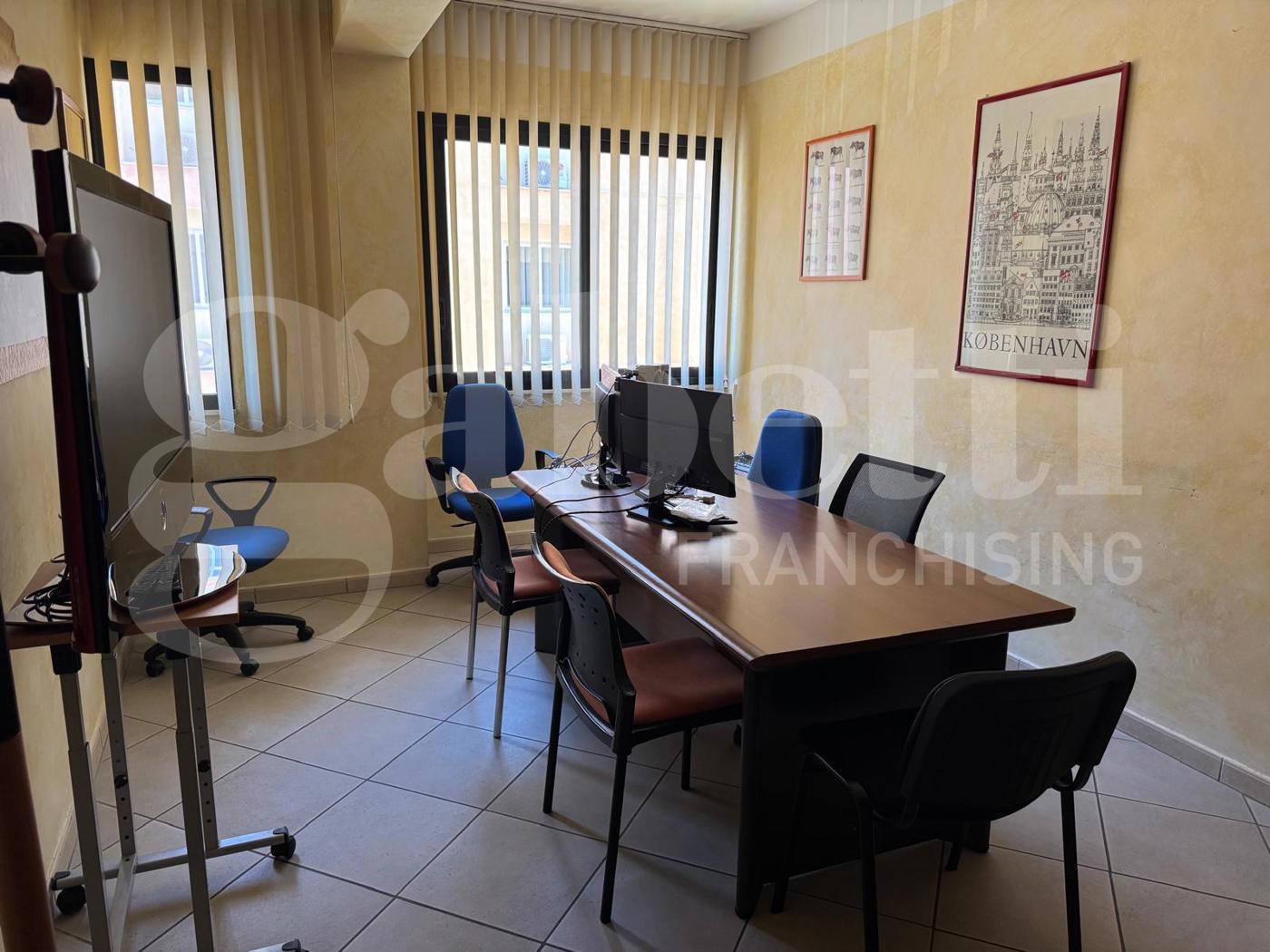 Ufficio con box doppio a Rende