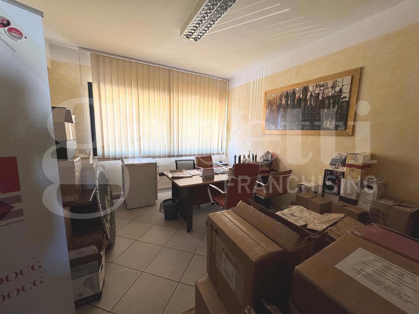 Ufficio con box doppio a Rende