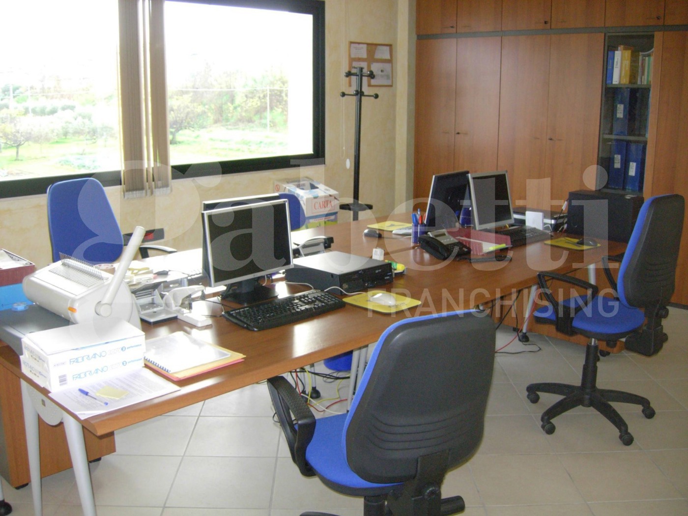 Ufficio con box doppio a Rende