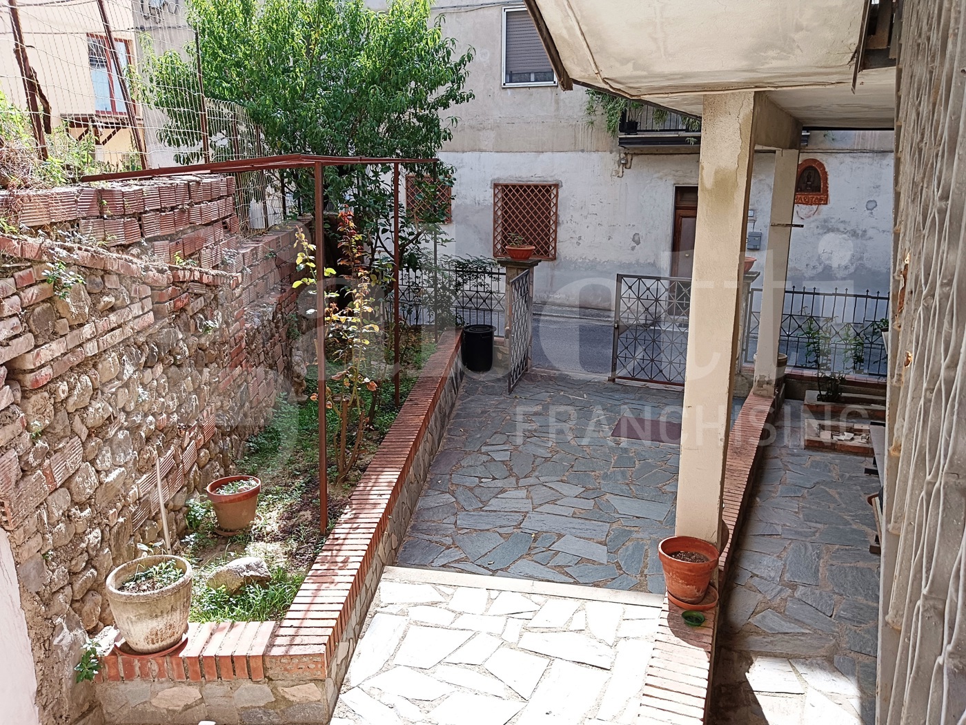 Casa indipendente con giardino a Luzzi