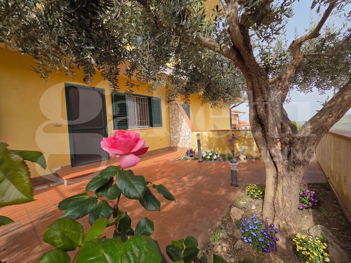 Trilocale con giardino a Marano Marchesato