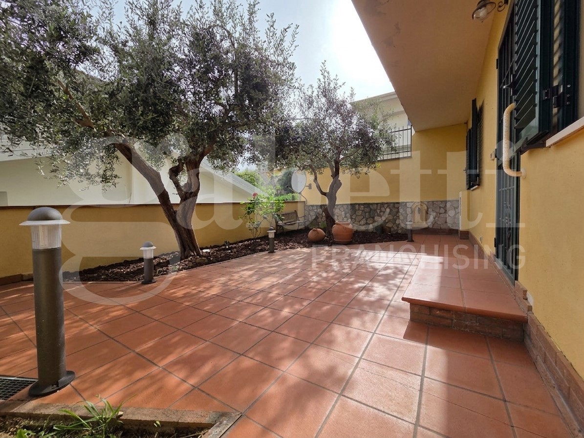 Trilocale con giardino a Marano Marchesato