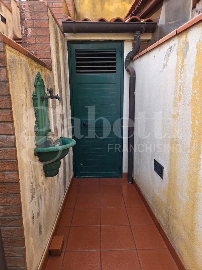 Trilocale con giardino a Marano Marchesato