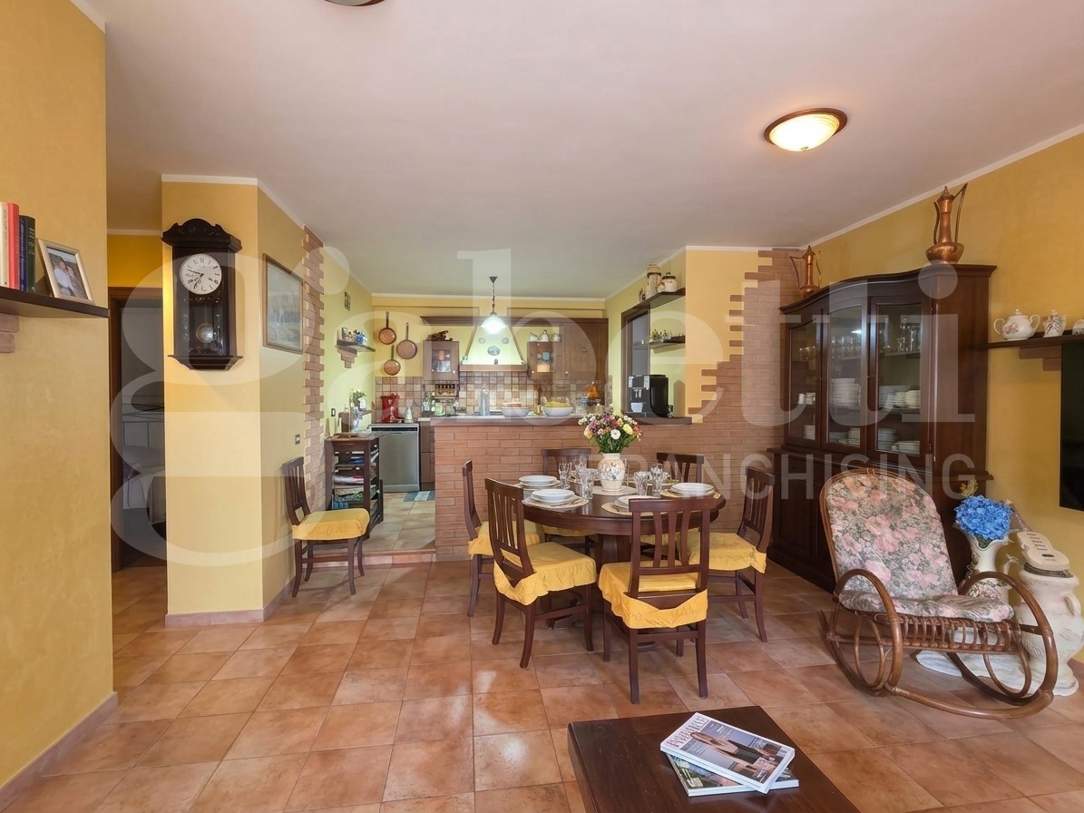 Trilocale con giardino a Marano Marchesato