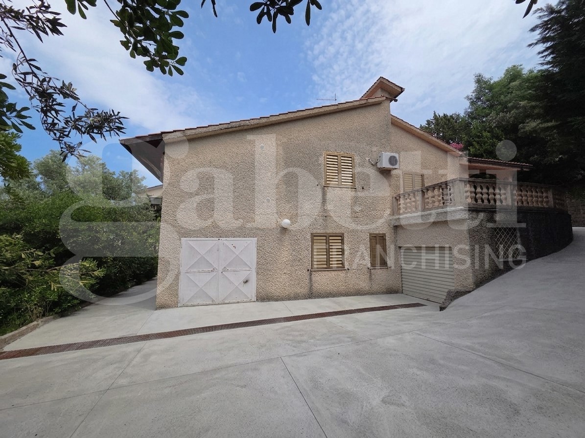 Villa con giardino a Castiglione Cosentino