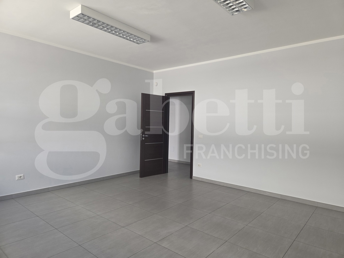 Ufficio con box doppio a Rende