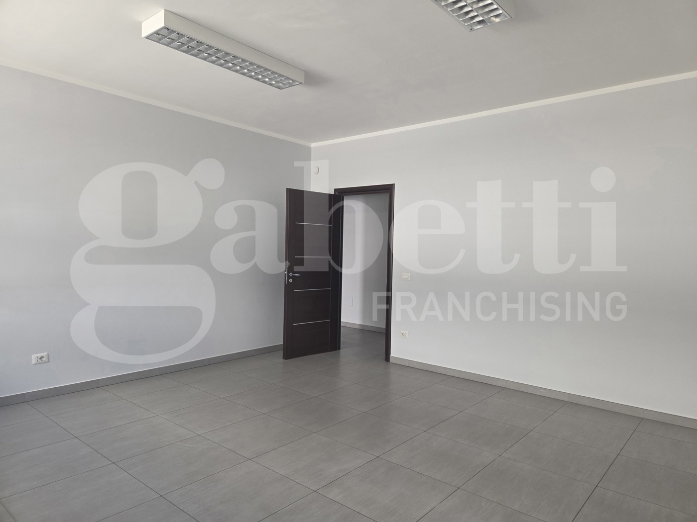 Ufficio con box doppio a Rende