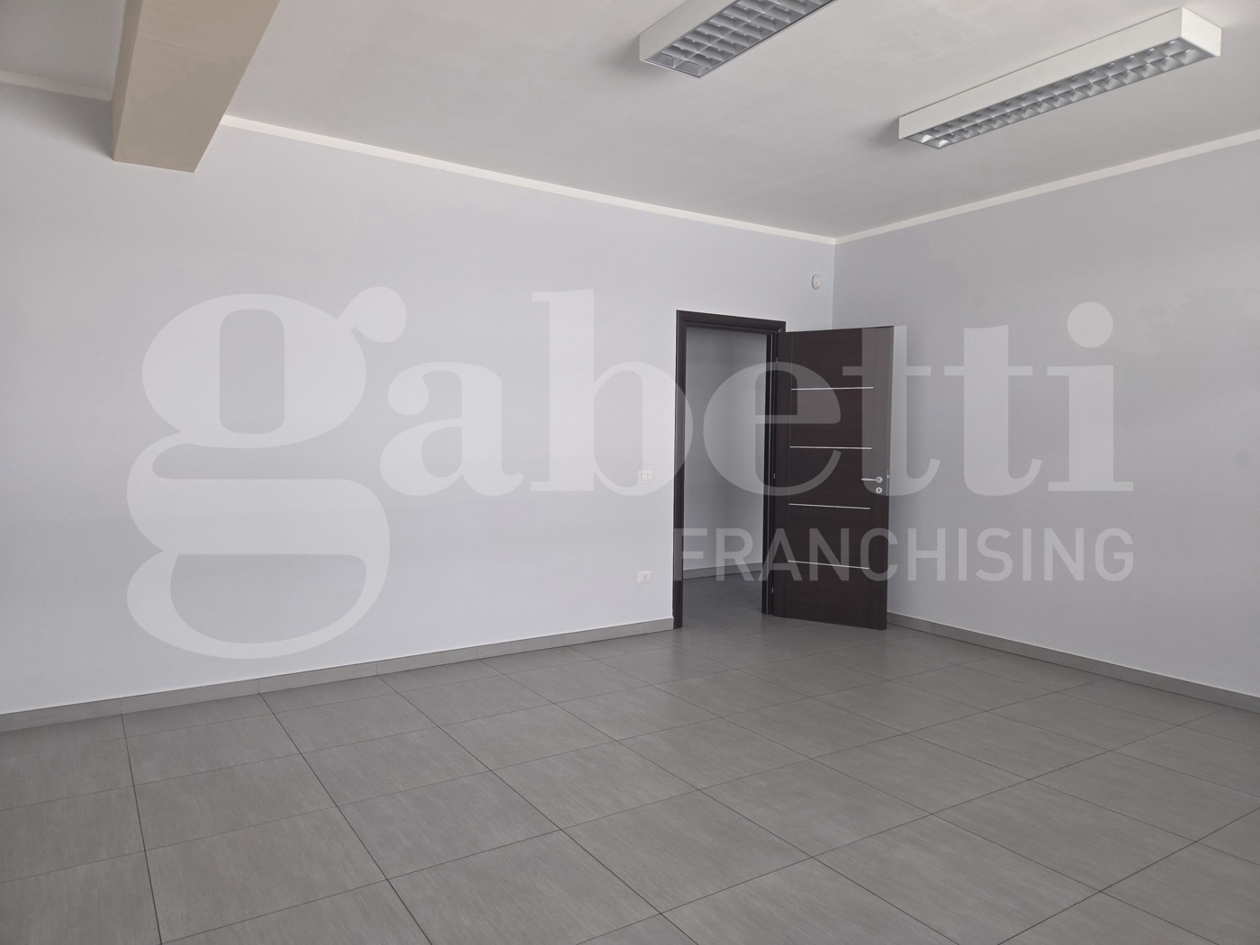 Ufficio con box doppio a Rende
