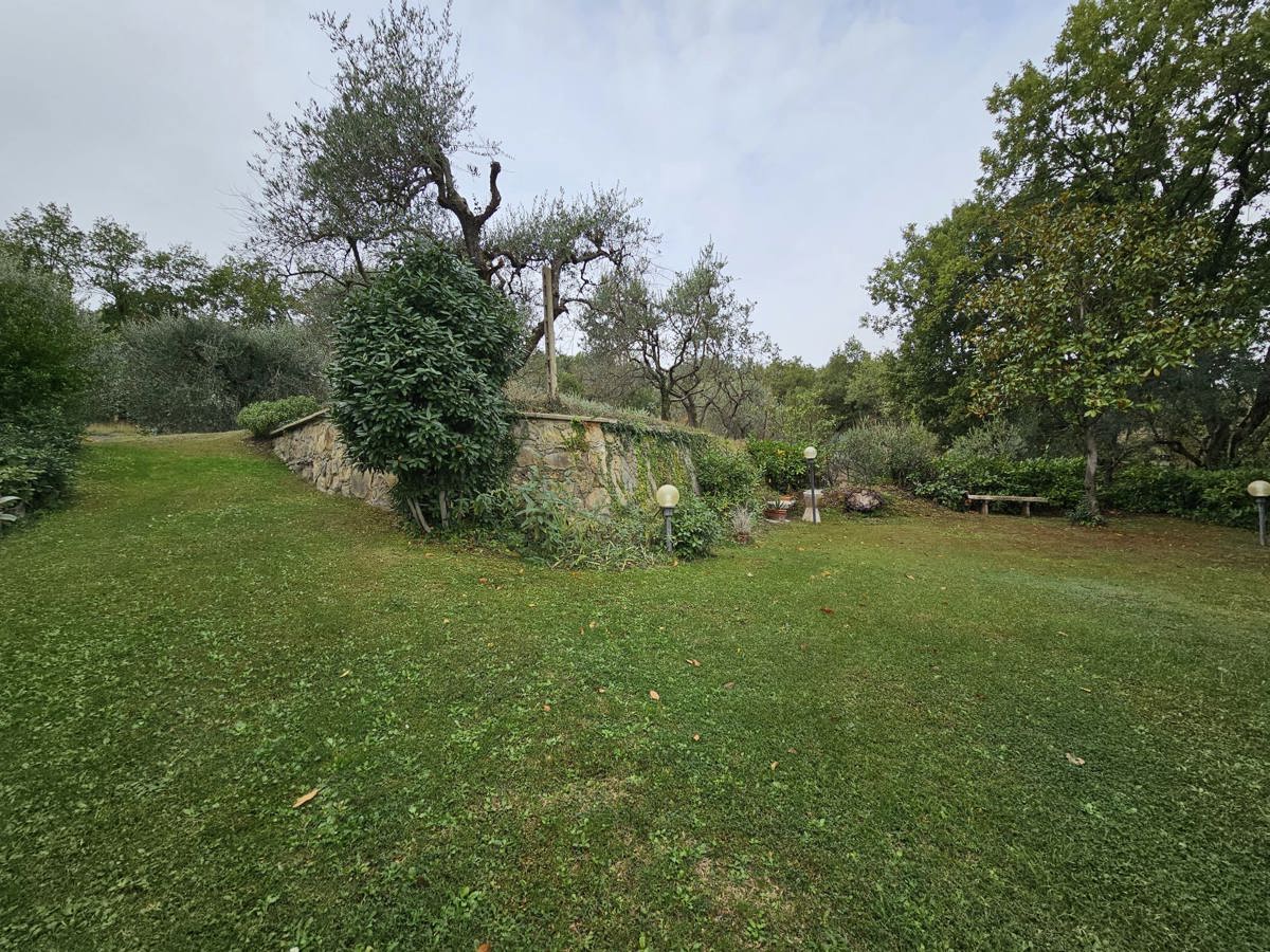 Villa Bifamiliare con giardino a Arezzo