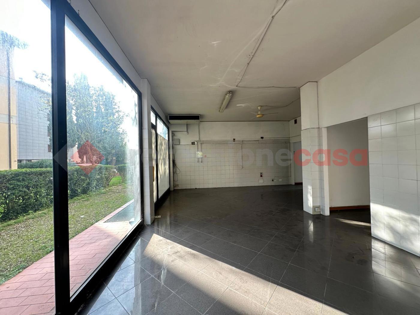 Negozio in vendita a Arezzo