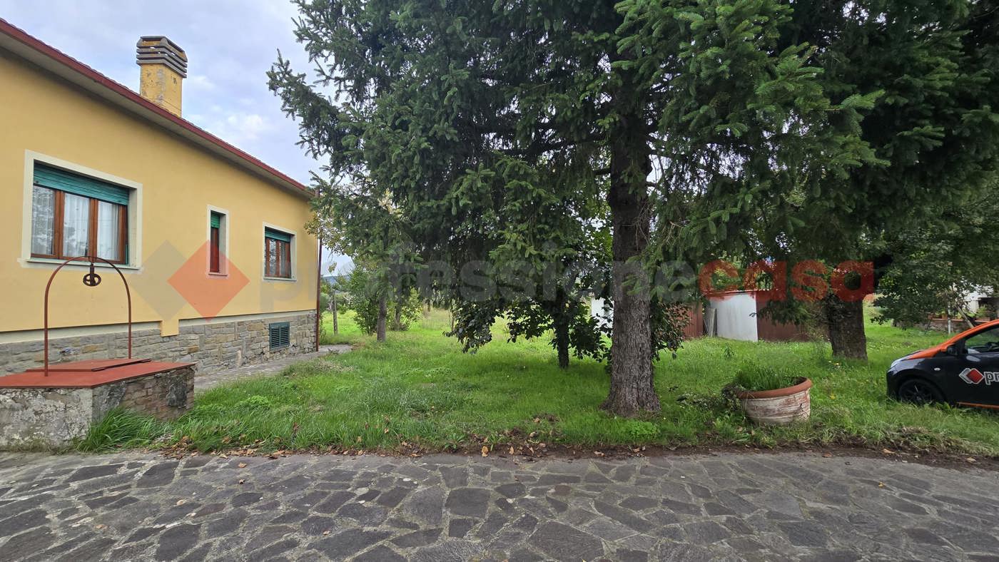 Casa indipendente con box a Arezzo