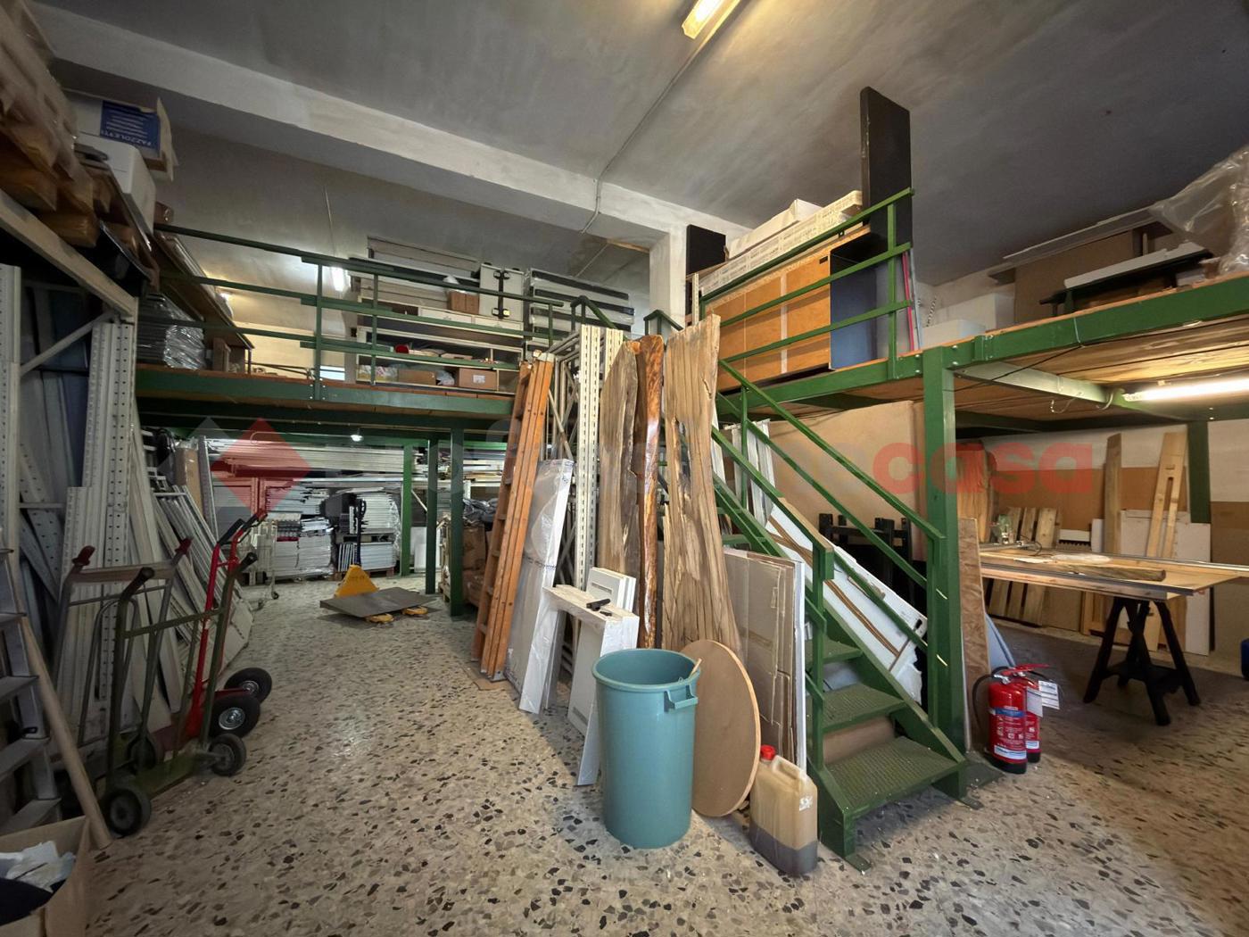 Magazzino in vendita a Arezzo