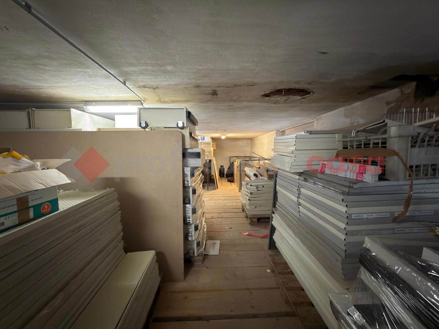 Magazzino in vendita a Arezzo