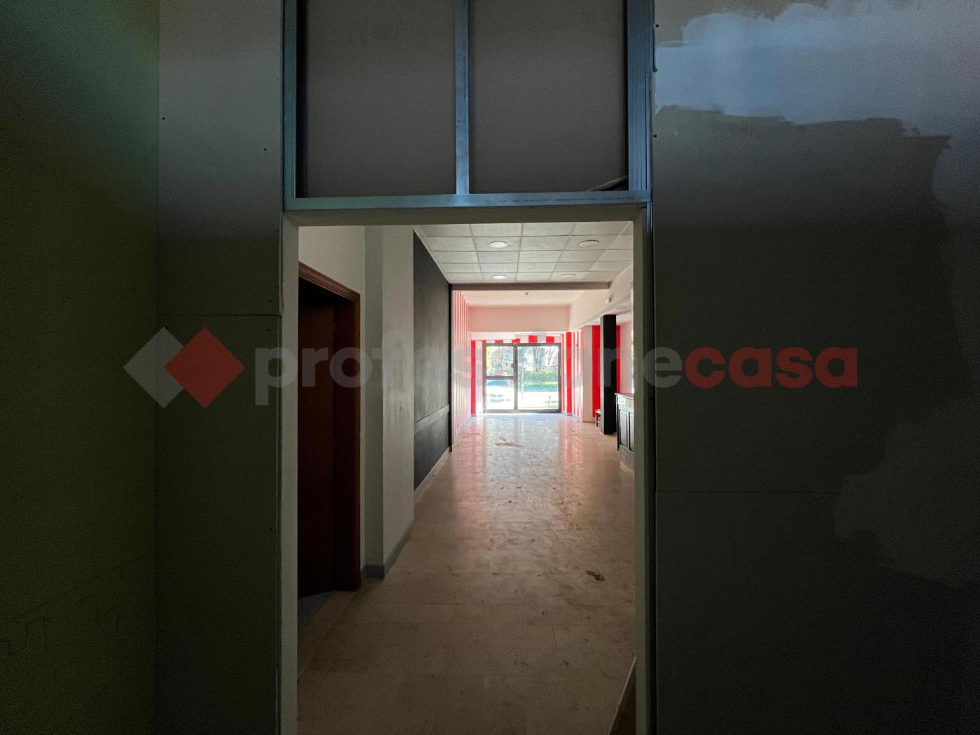 Negozio in affitto a Arezzo