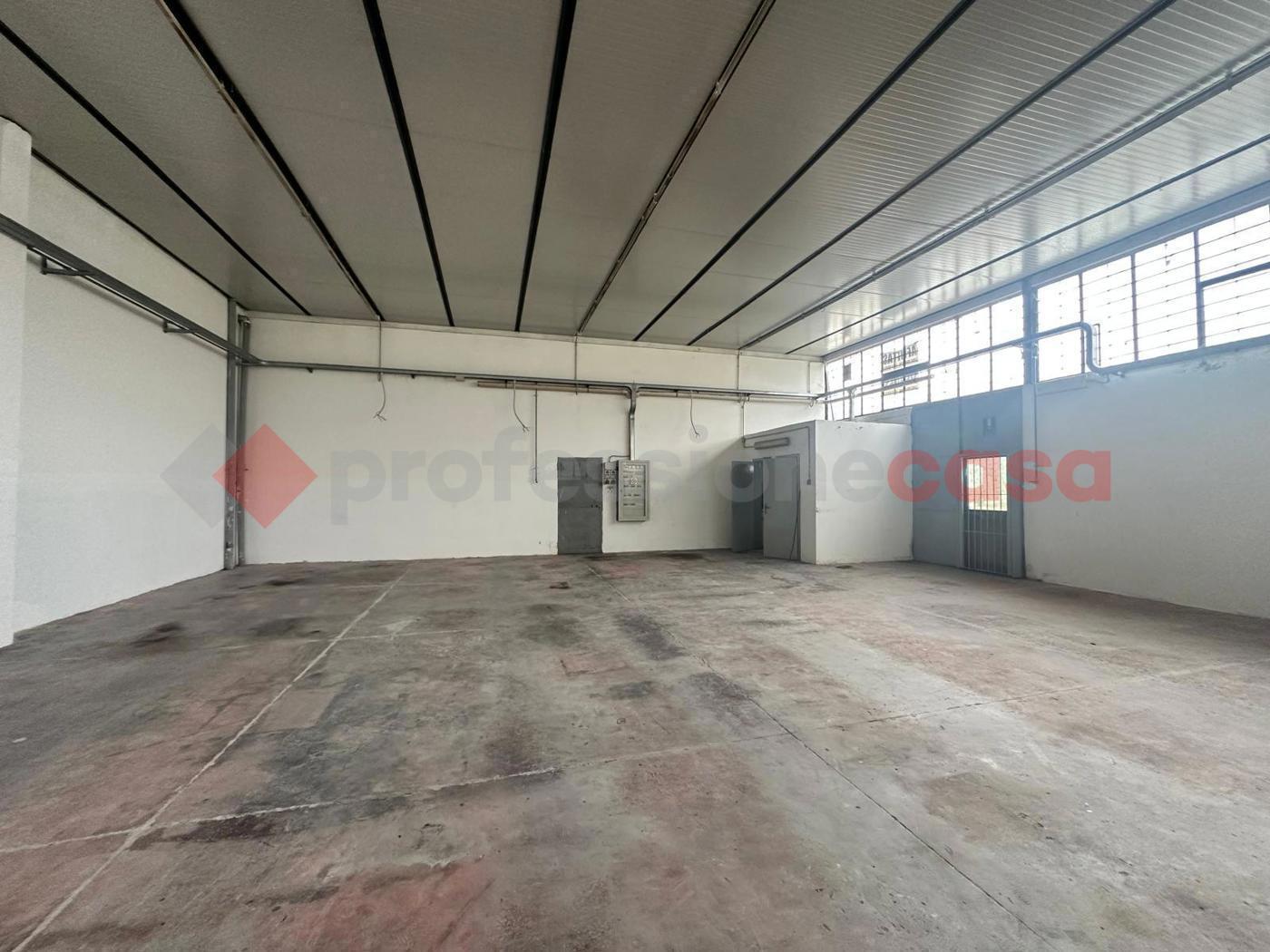 Negozio in affitto a Subbiano