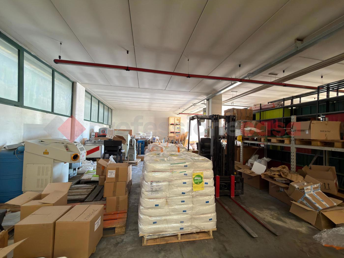 Magazzino in vendita a Arezzo