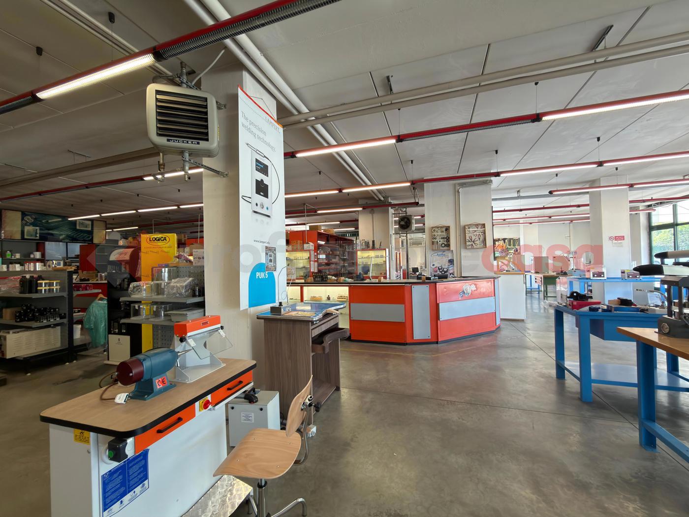 Magazzino in vendita a Arezzo