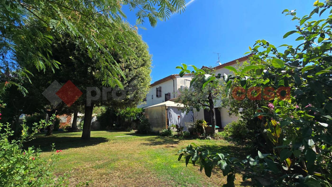 Casa indipendente con giardino a Arezzo