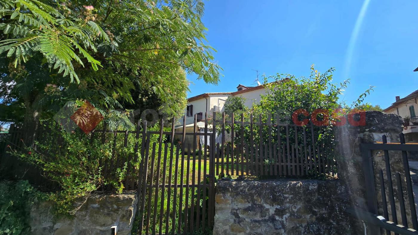 Casa indipendente con giardino a Arezzo