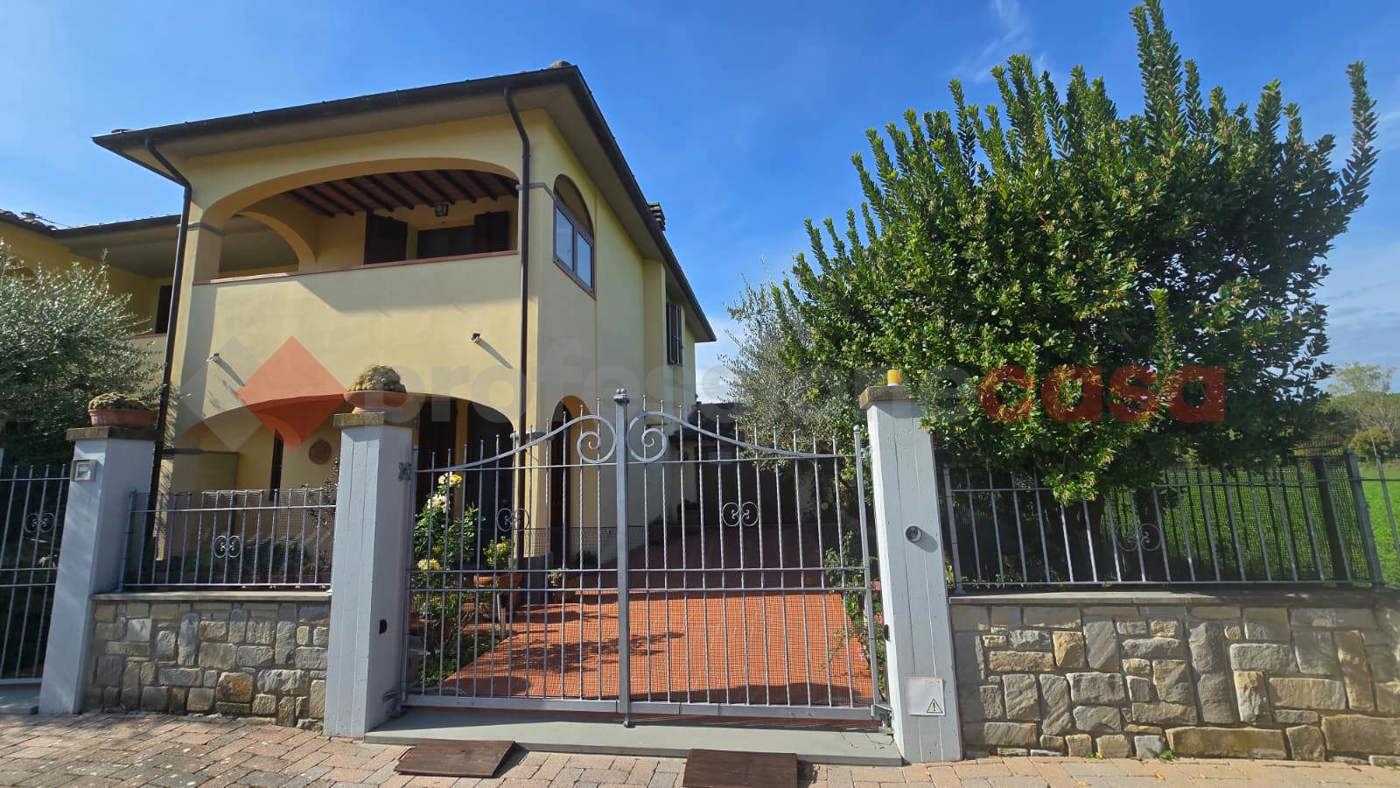 Casa indipendente con giardino a Arezzo